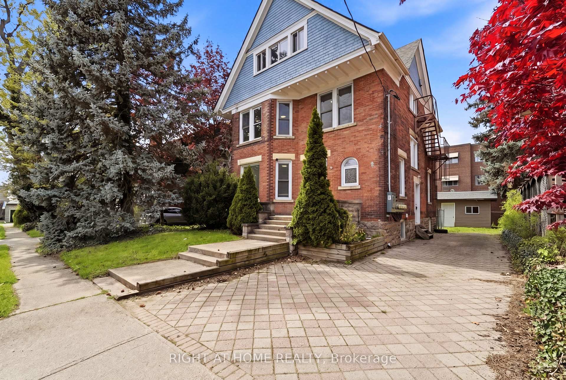 8 College Street, St. Catharines — photo 2 of 5