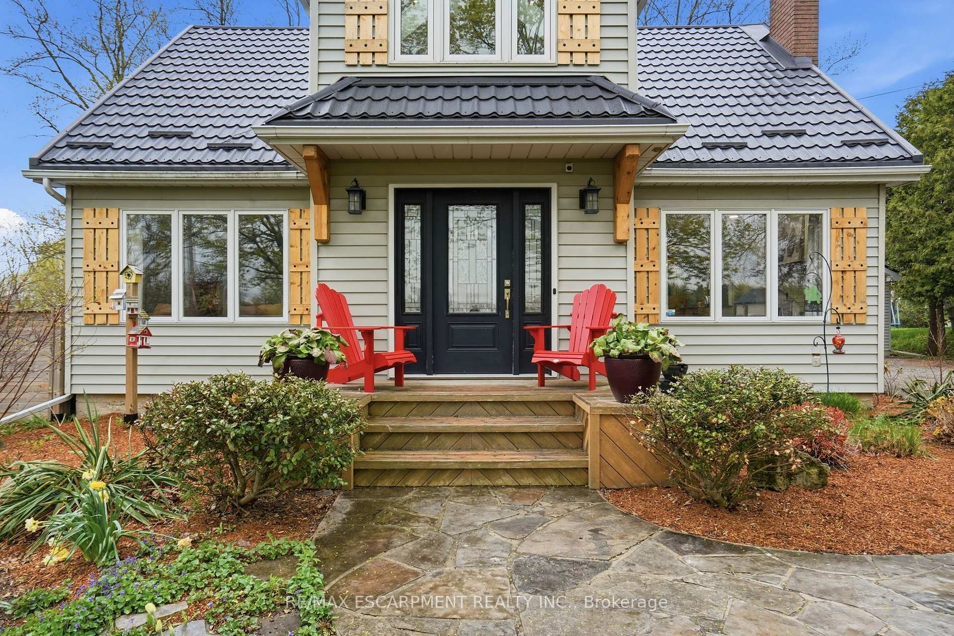 27 Blossom Avenue, Brantford — photo 2 of 5