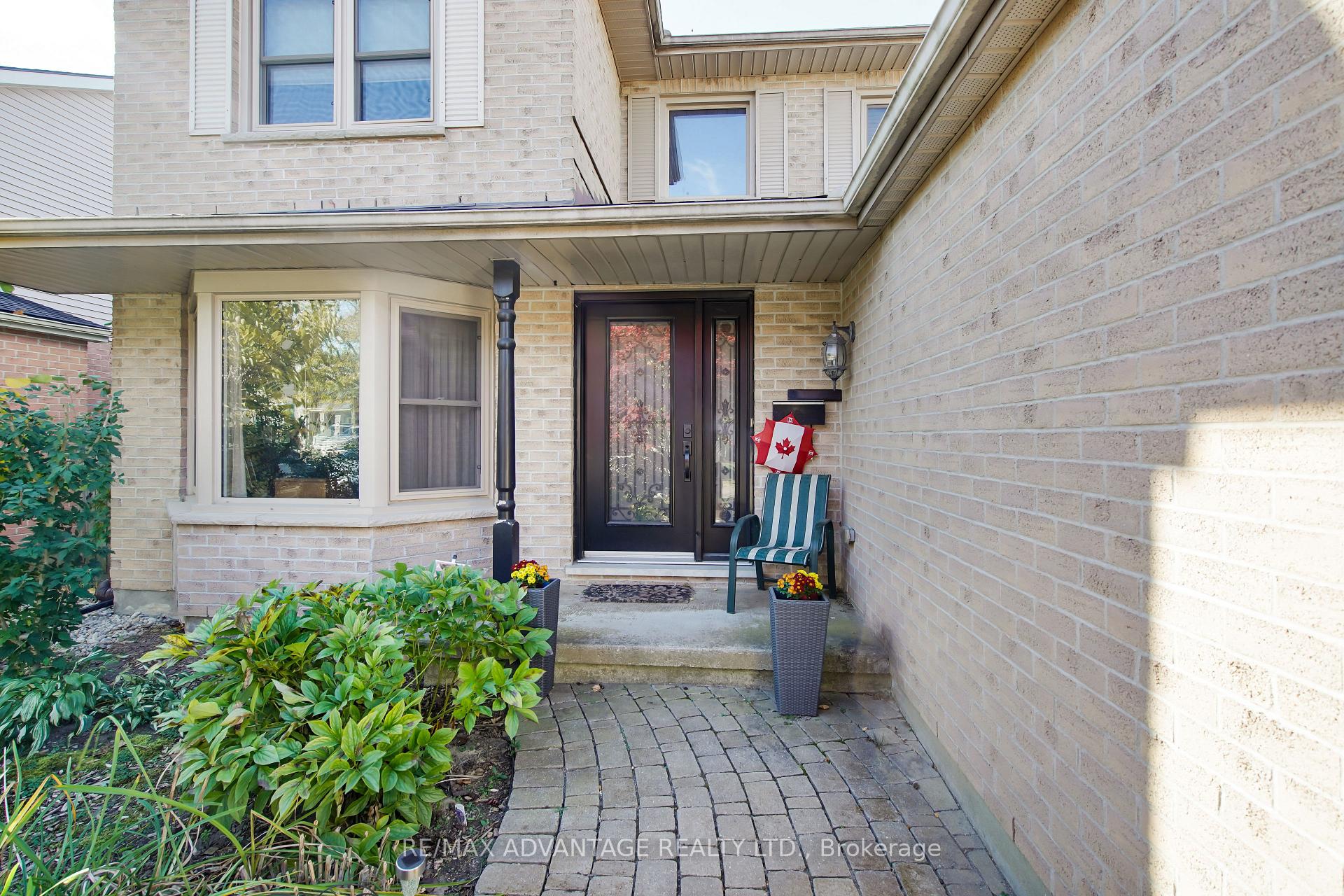 51 Laurel Crescent, London North — photo 3 of 5