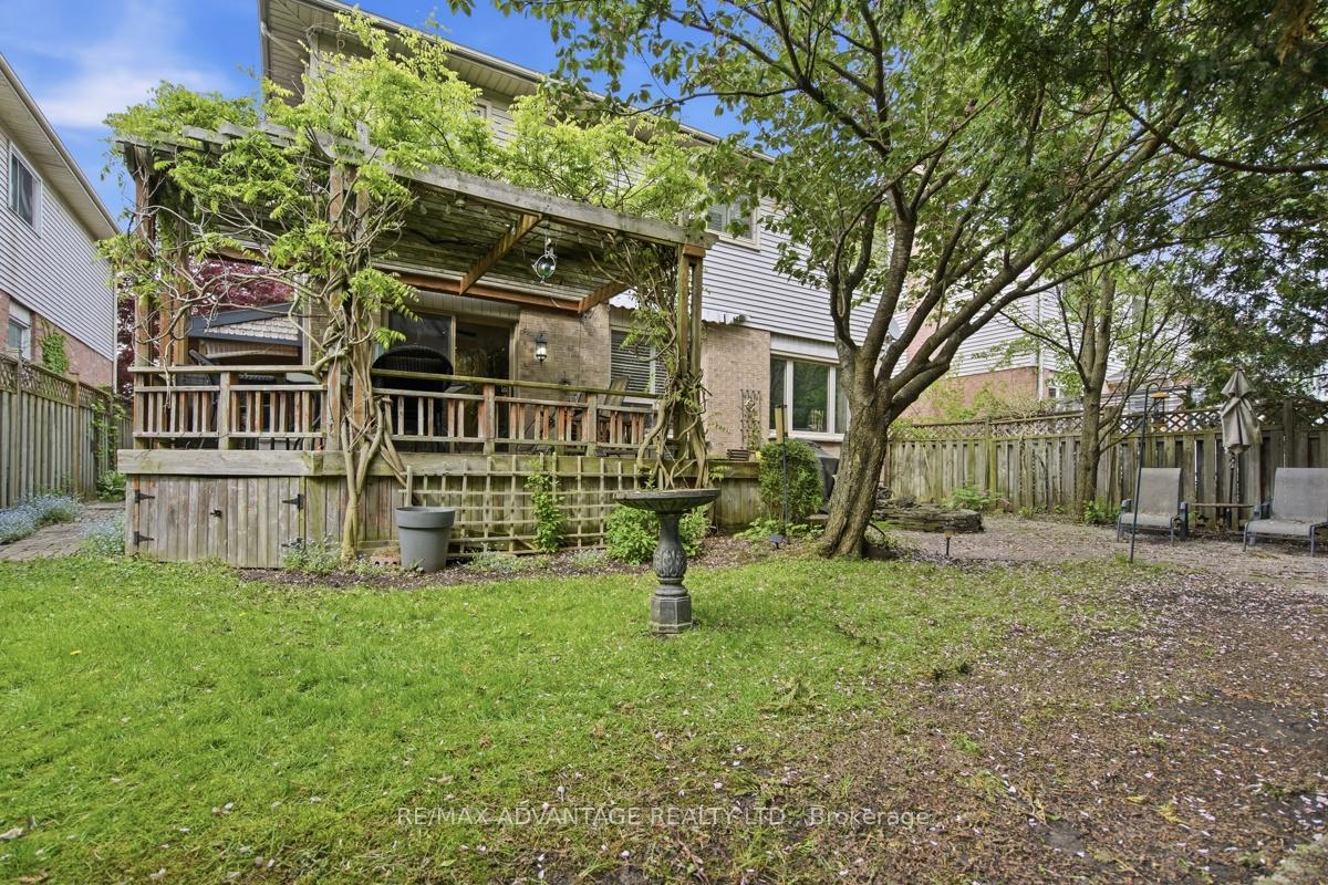 51 Laurel Crescent, London North — photo 4 of 5