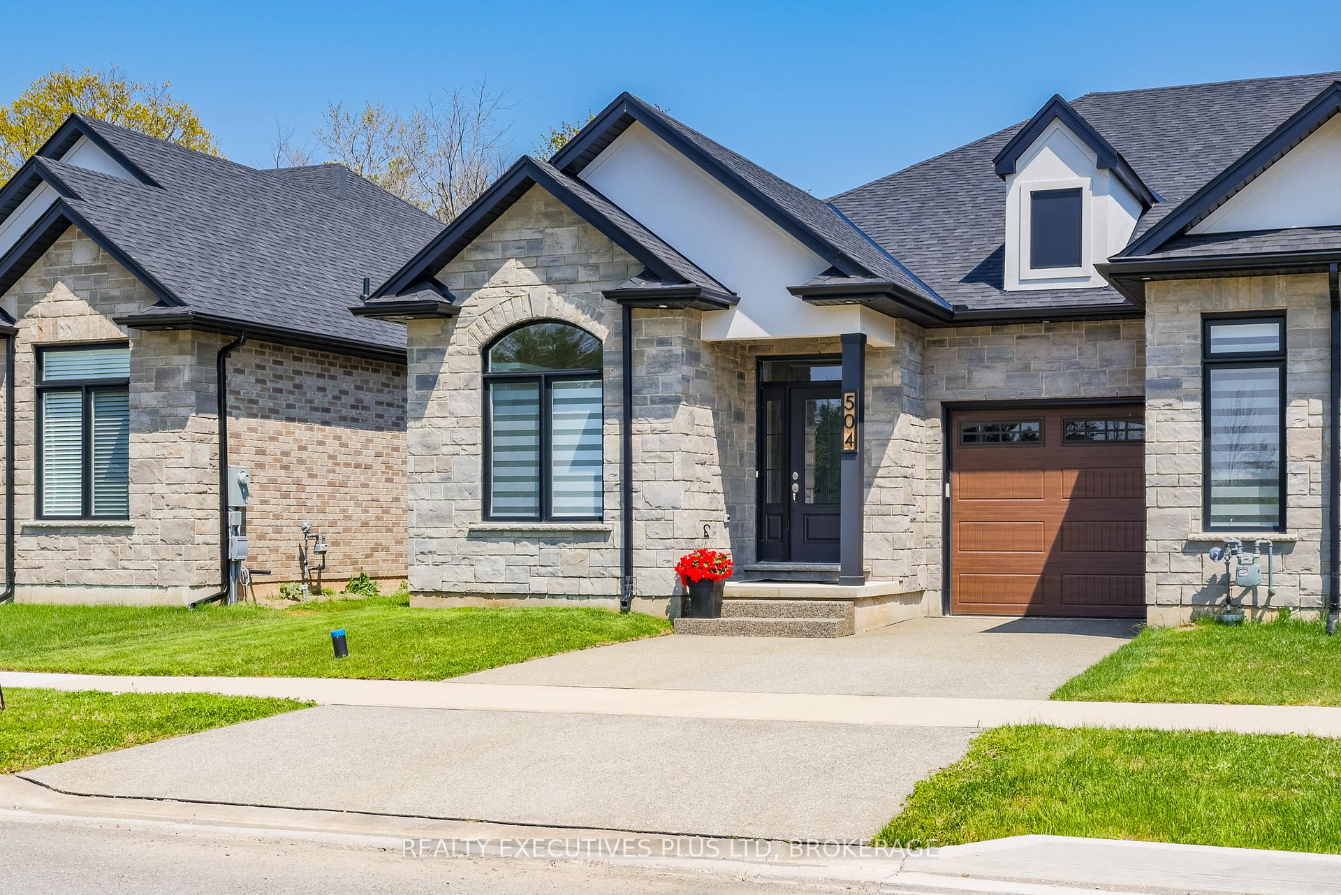 504 Royal Ridge Court, Fort Erie — photo 2 of 5