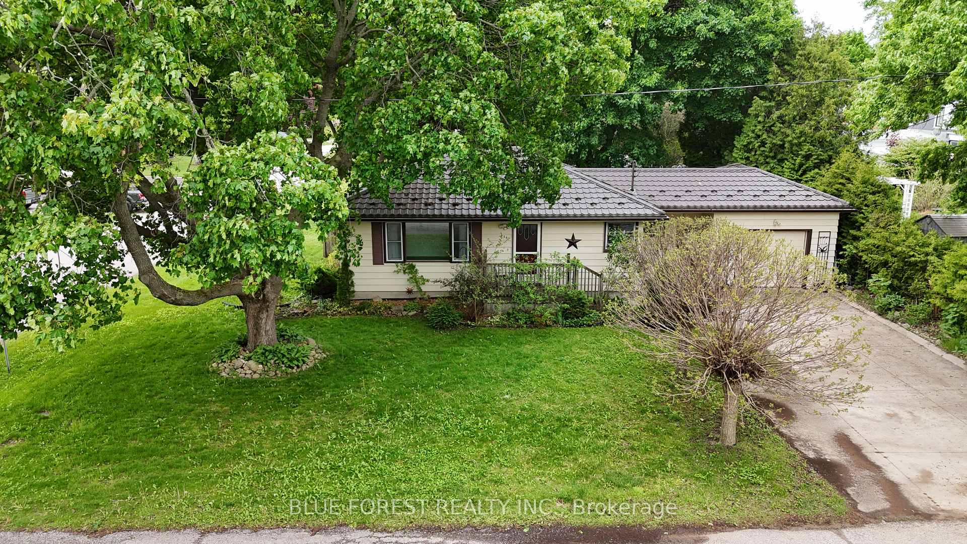 234 Flora Street, West Elgin — photo 2 of 5