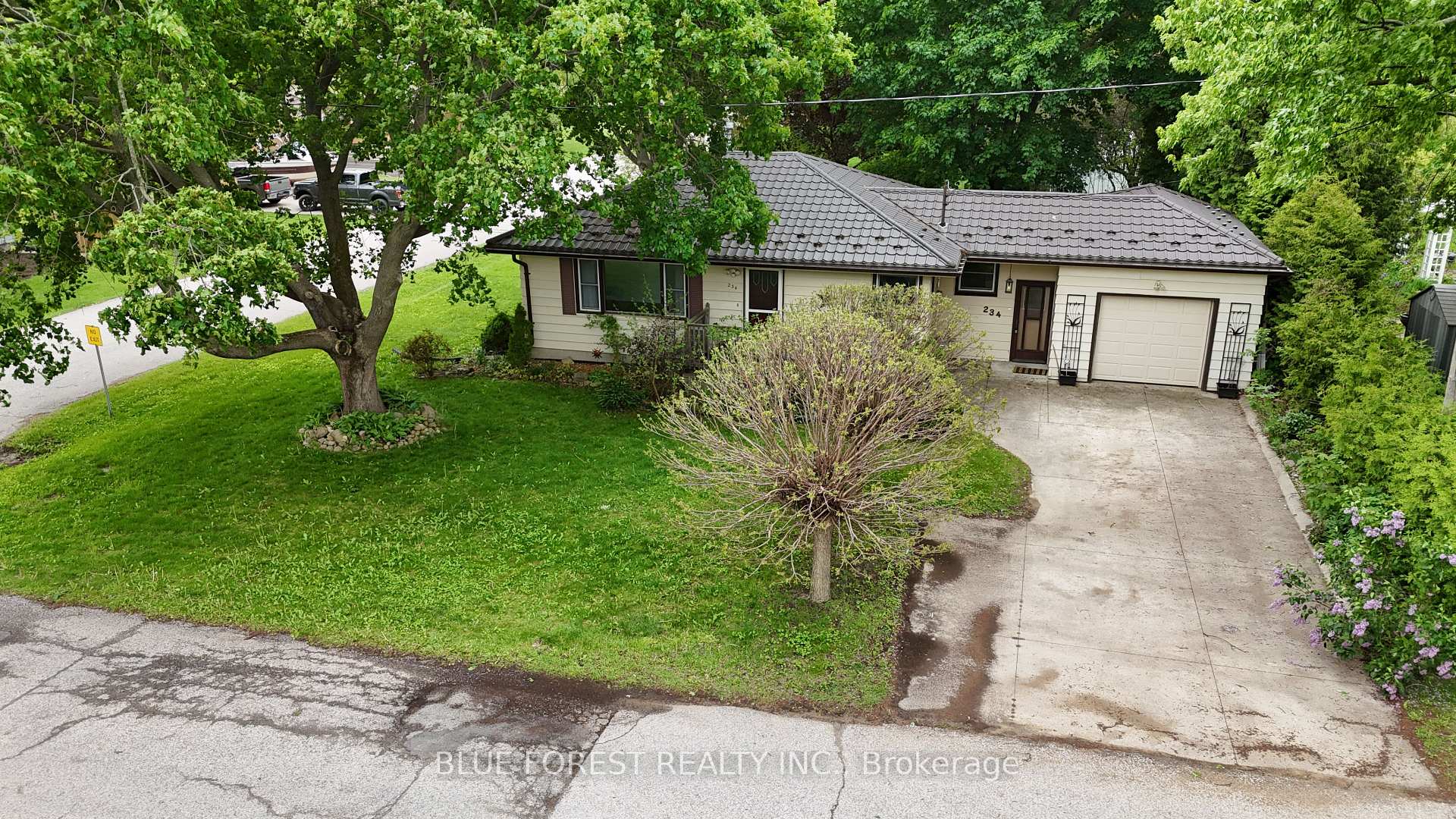 234 Flora Street, West Elgin — photo 3 of 5