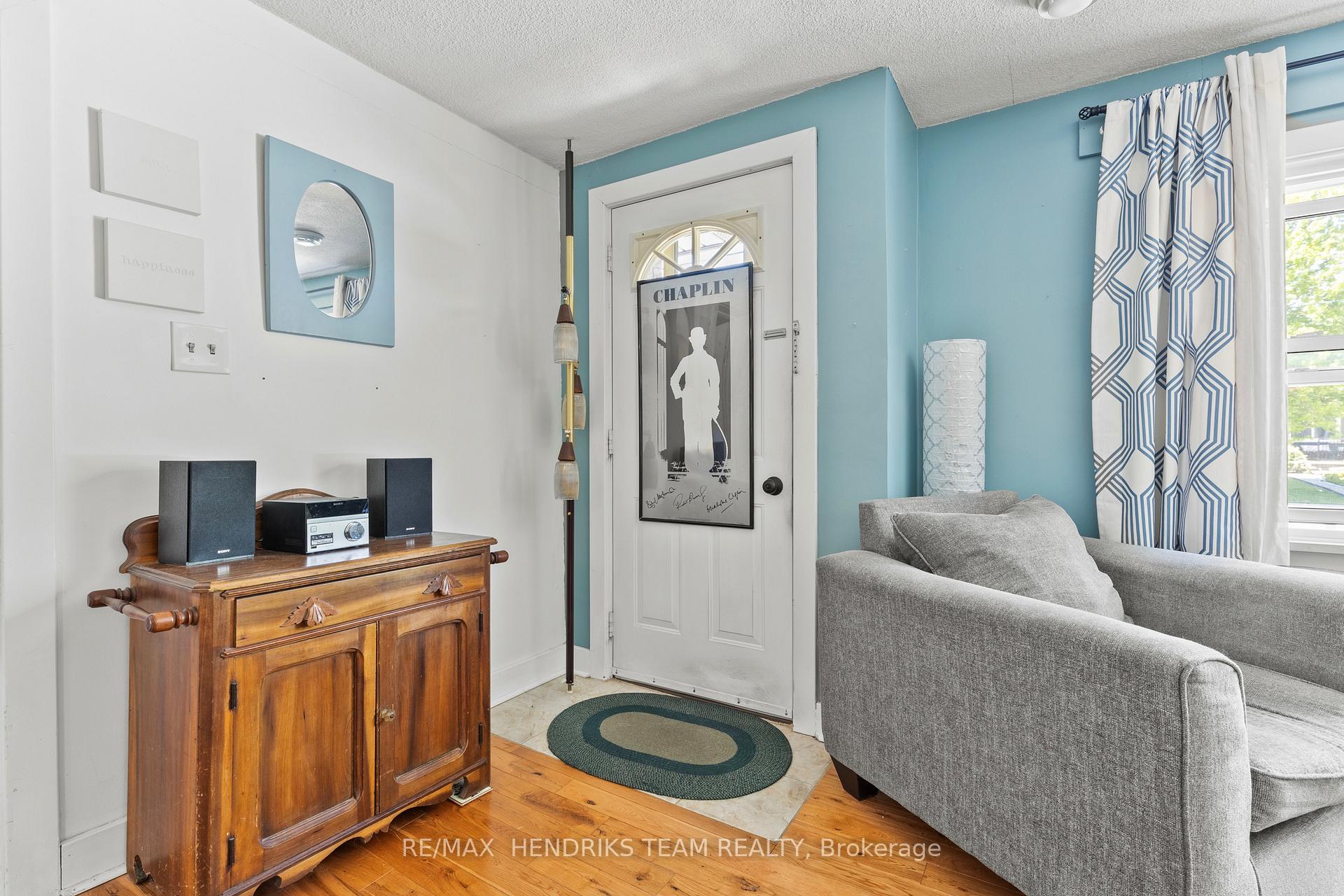 318 Aqueduct Street, Welland — photo 3 of 5