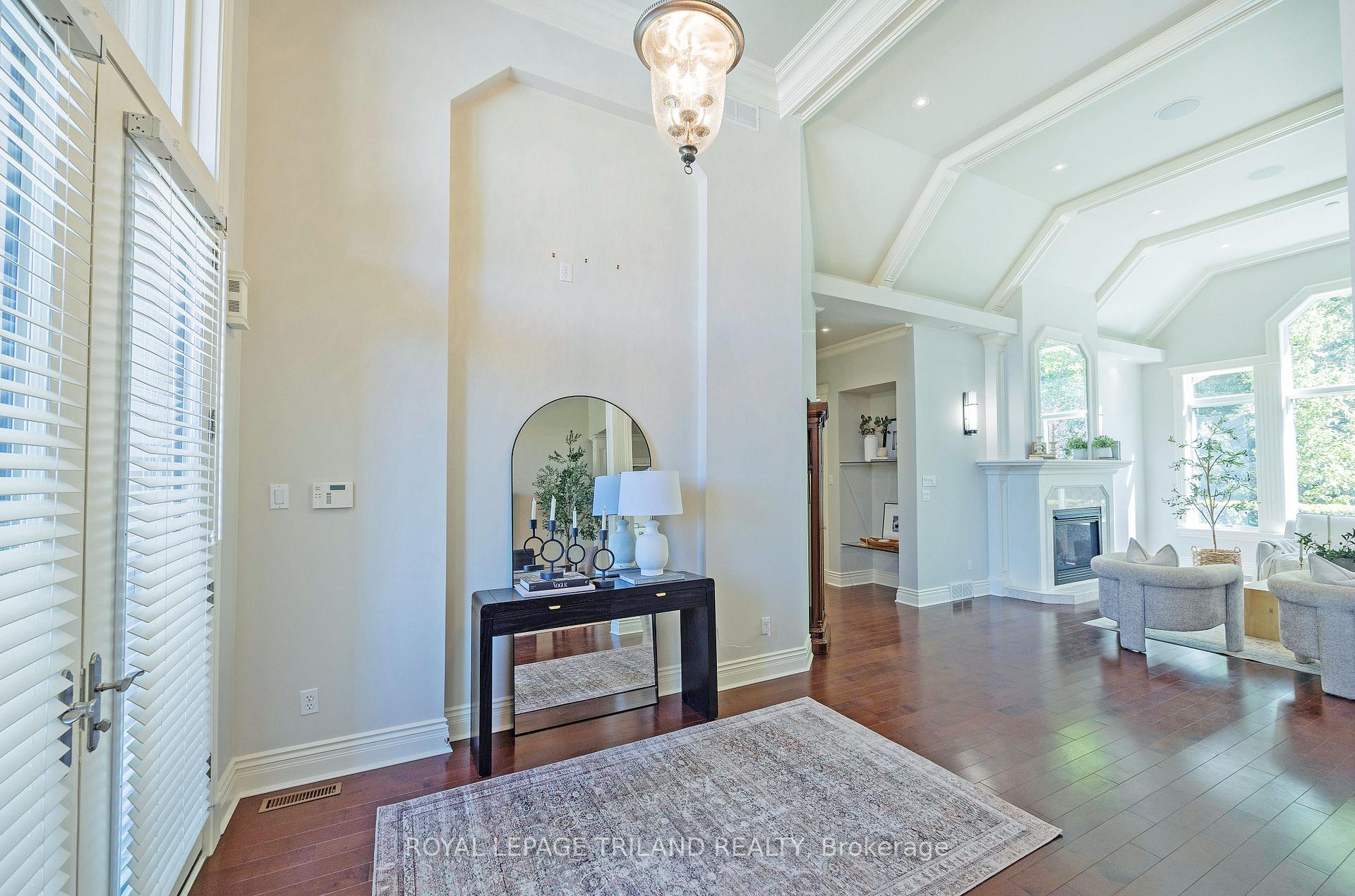 1353 Shore Road, London South — photo 3 of 5