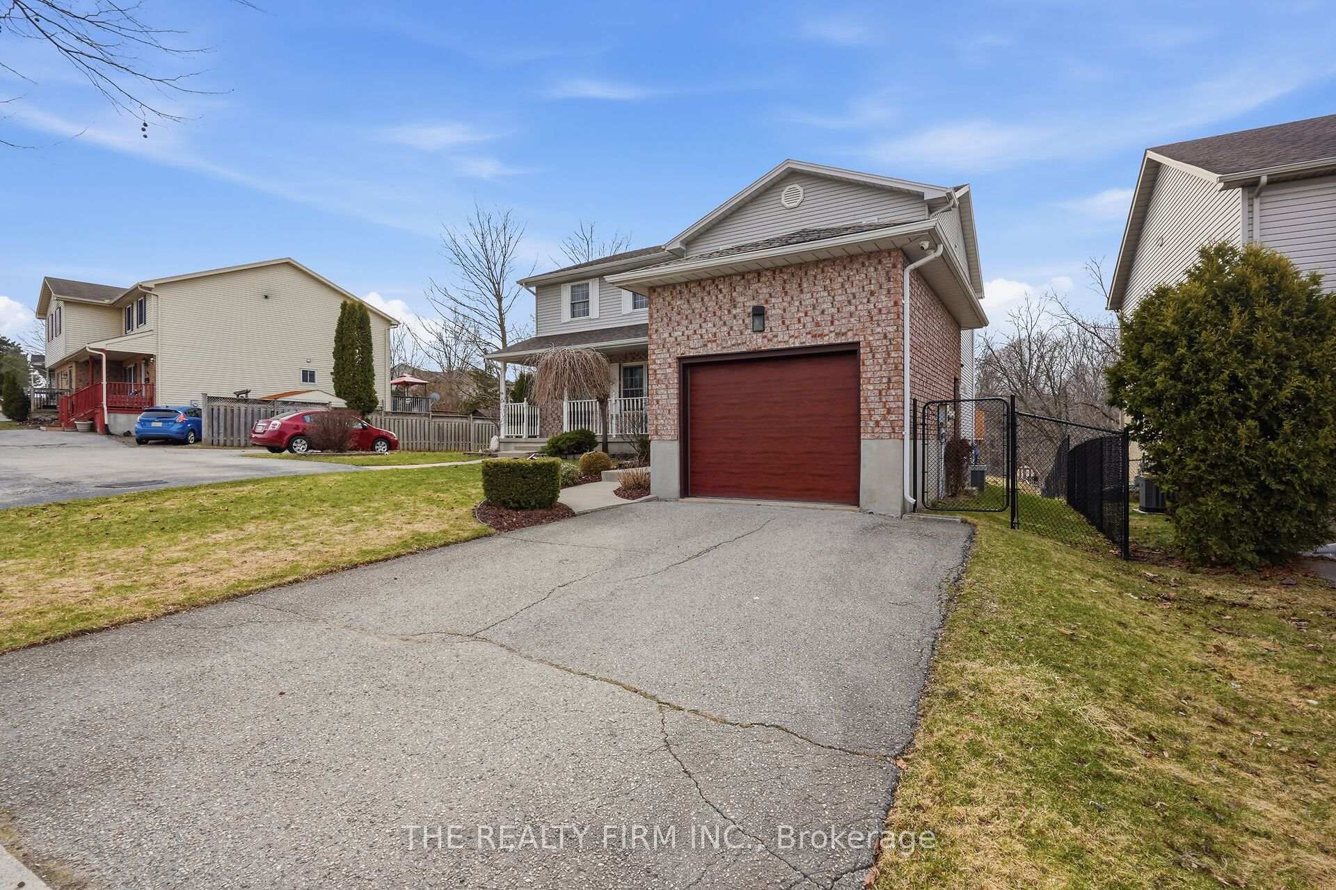 815 Deveron Crescent, London South — photo 2 of 5