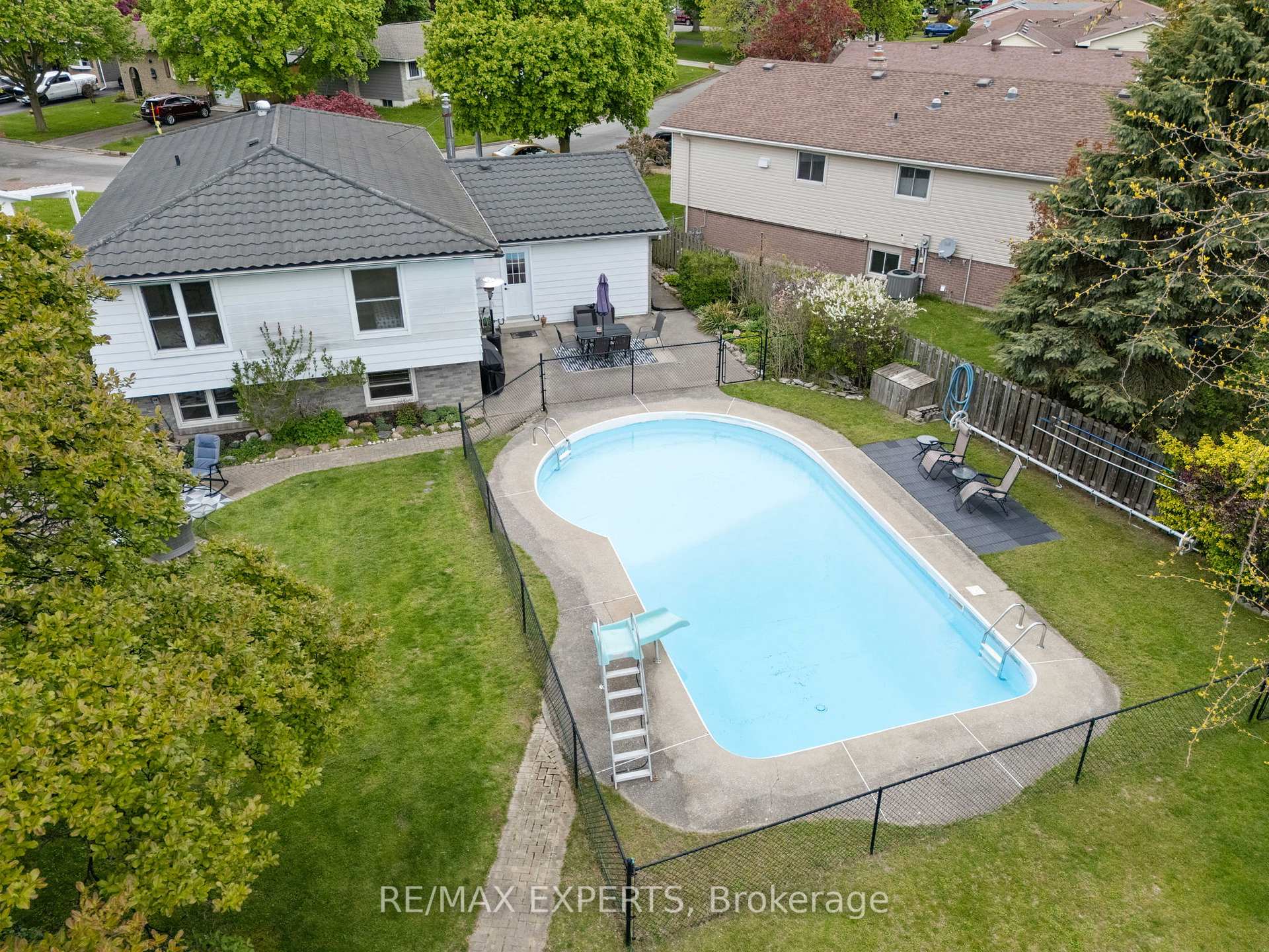 32 Crestlynn Crescent, Norfolk — photo 3 of 5