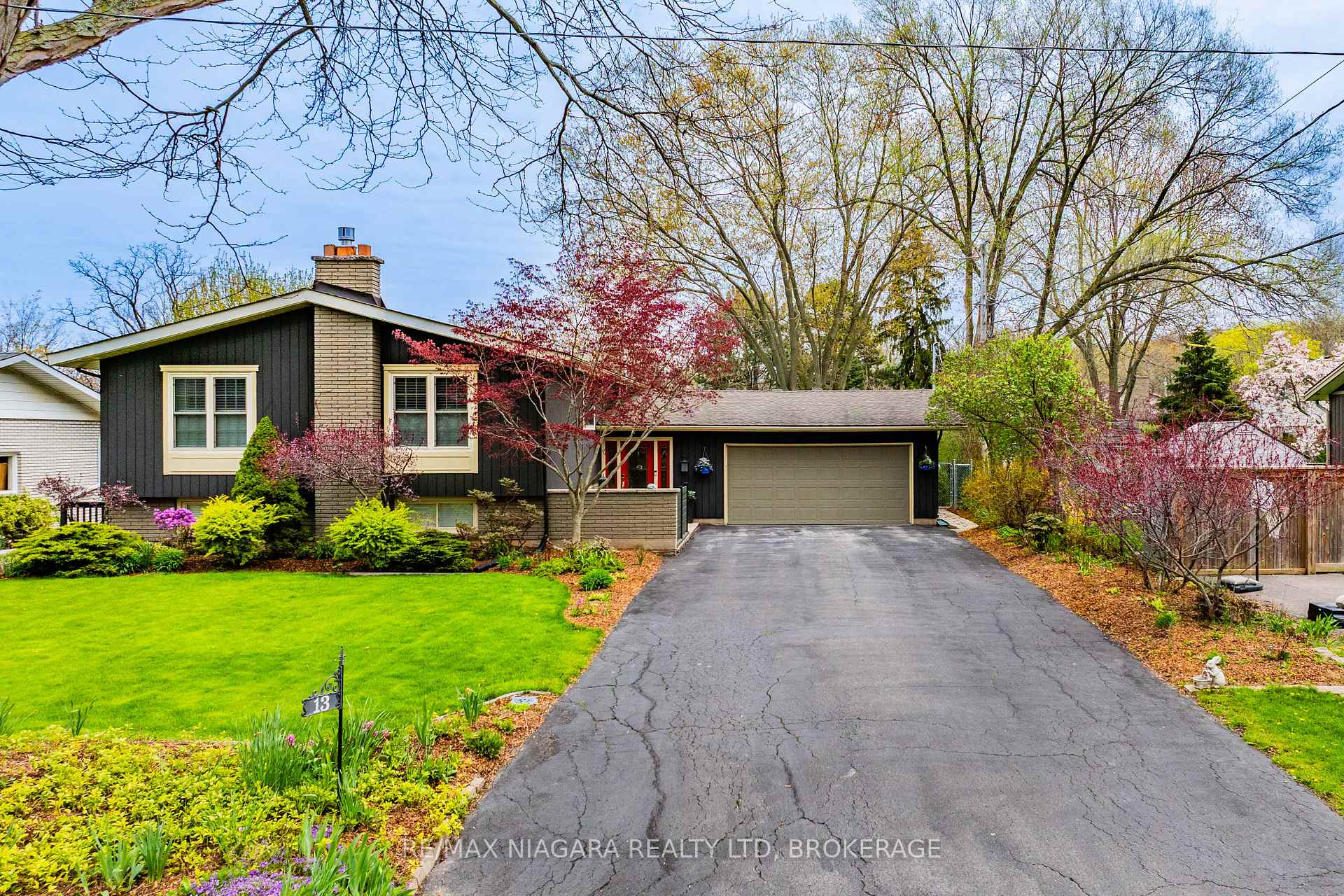 13 RUSHOLME Crescent, St. Catharines — photo 2 of 5