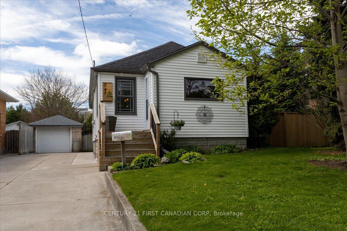 747 Whetter Avenue, London South — photo 2 of 5