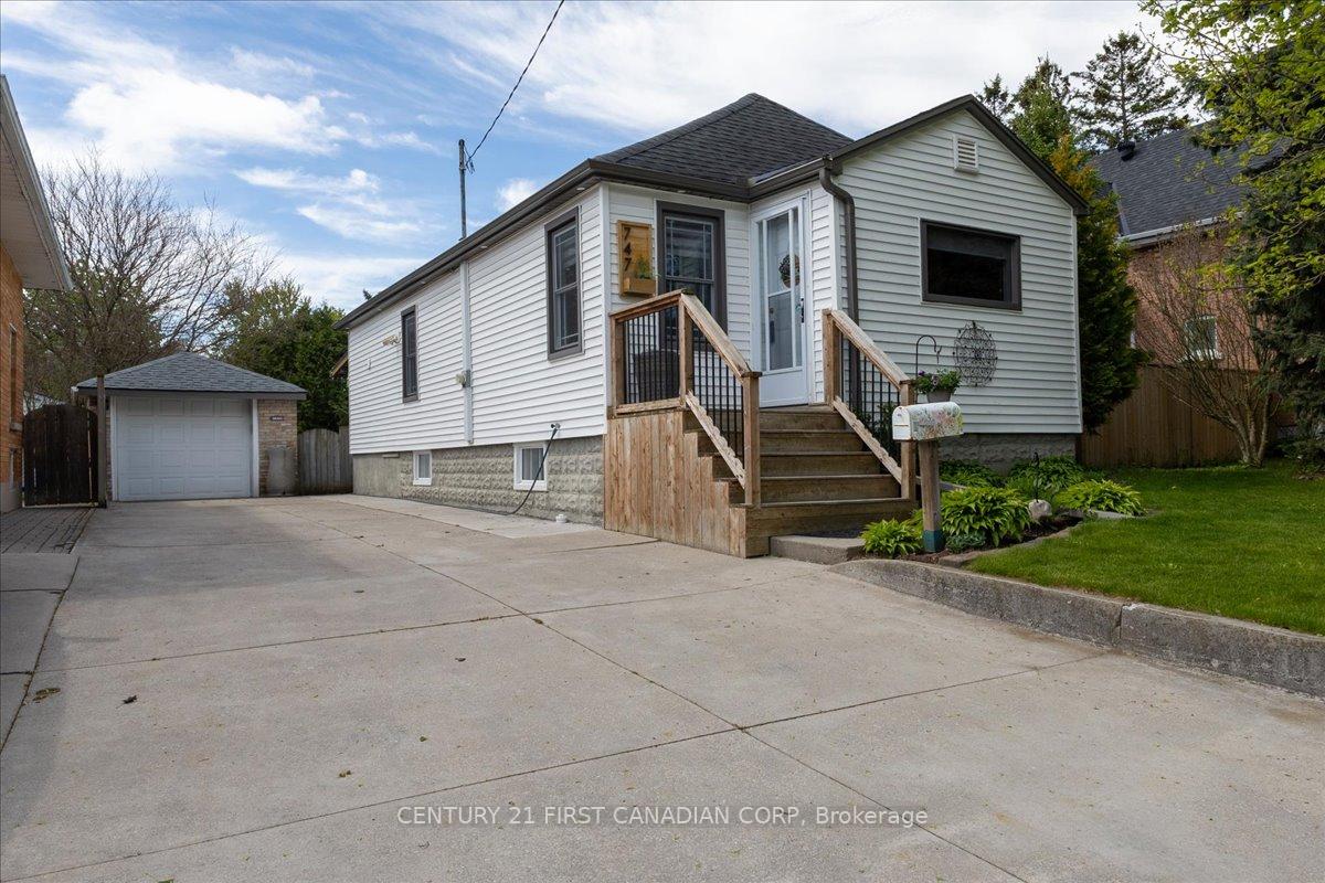 747 Whetter Avenue, London South — photo 3 of 5