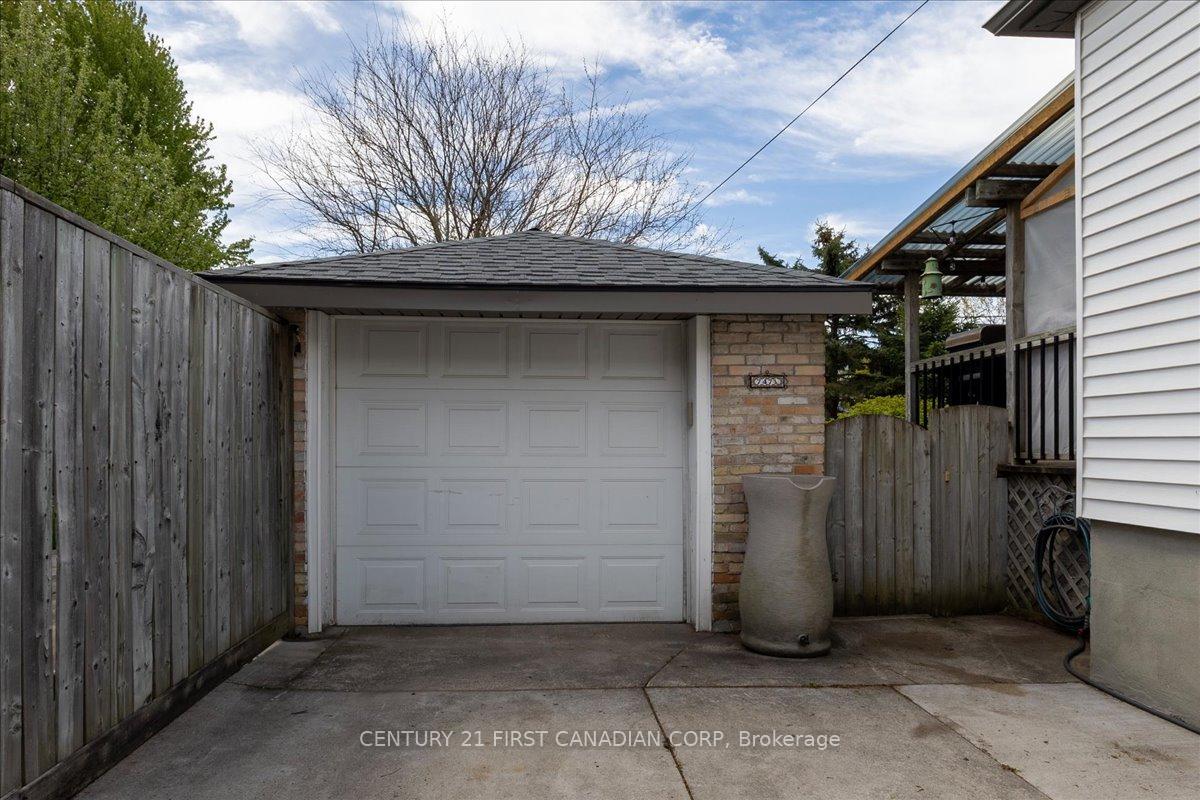 747 Whetter Avenue, London South — photo 4 of 5