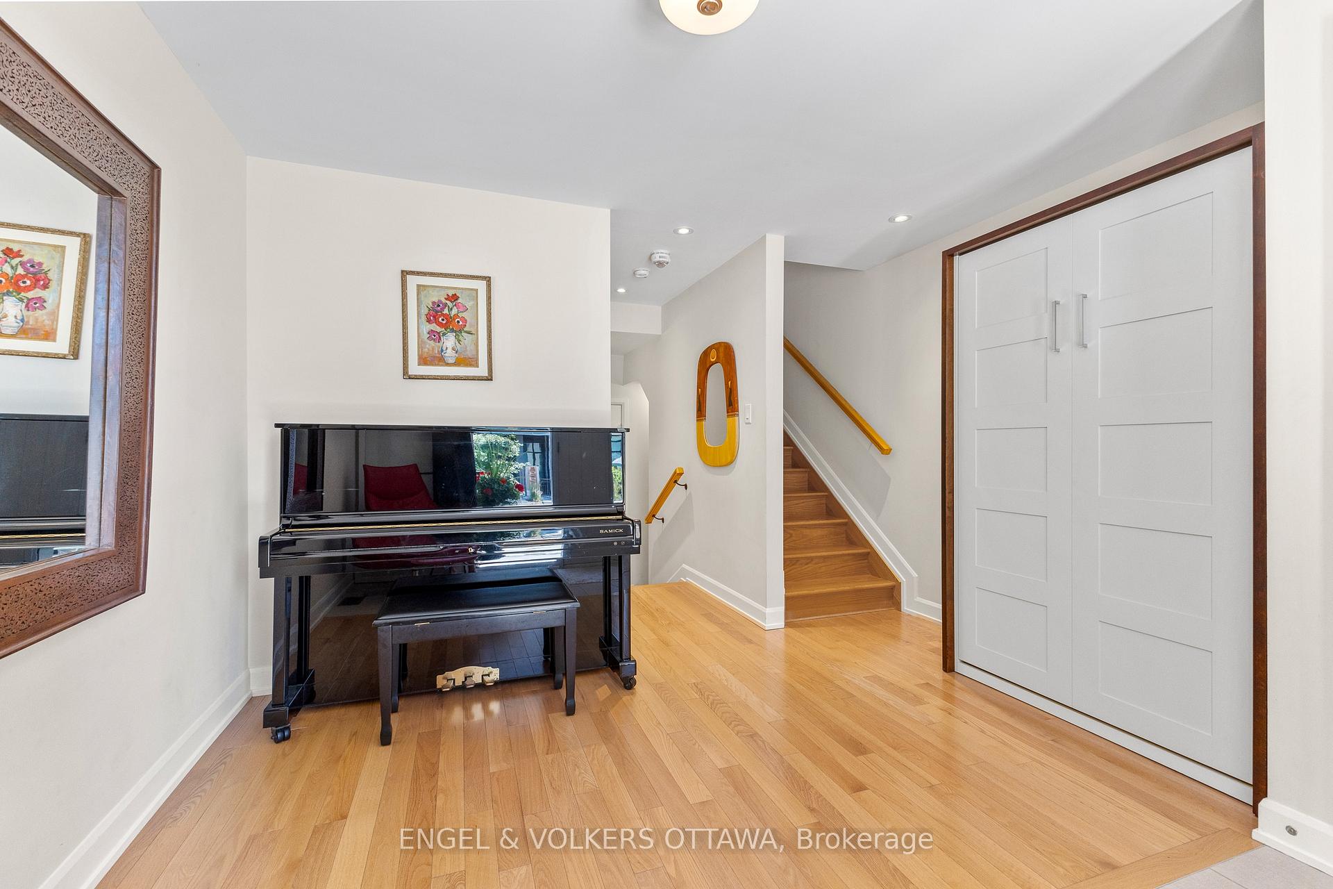 537 De Mazenod Avenue, Glebe - Ottawa East and Area — photo 3 of 5