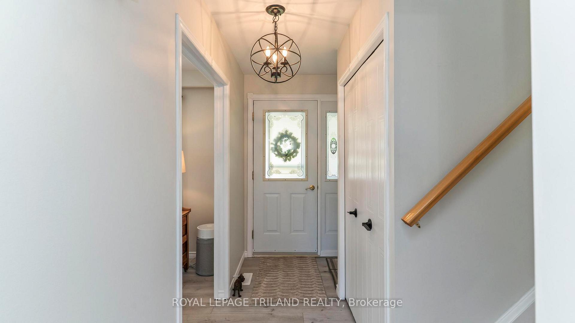 7 Stirling Crescent, St. Thomas — photo 3 of 5