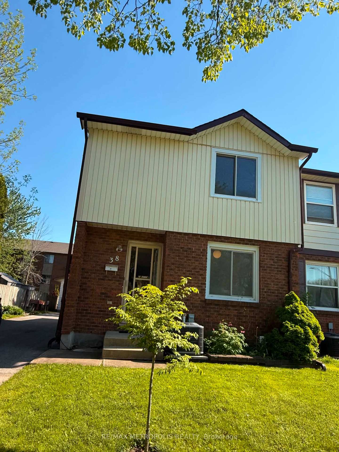 38 Dougherty Crescent, Welland — photo 2 of 5
