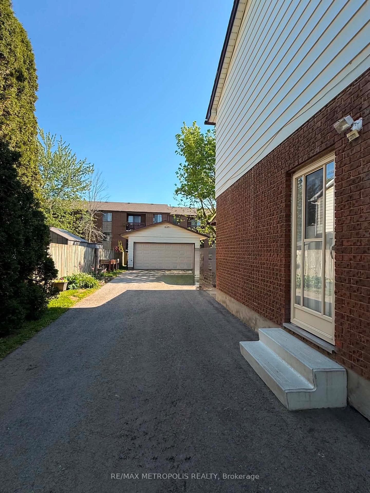 38 Dougherty Crescent, Welland — photo 3 of 5