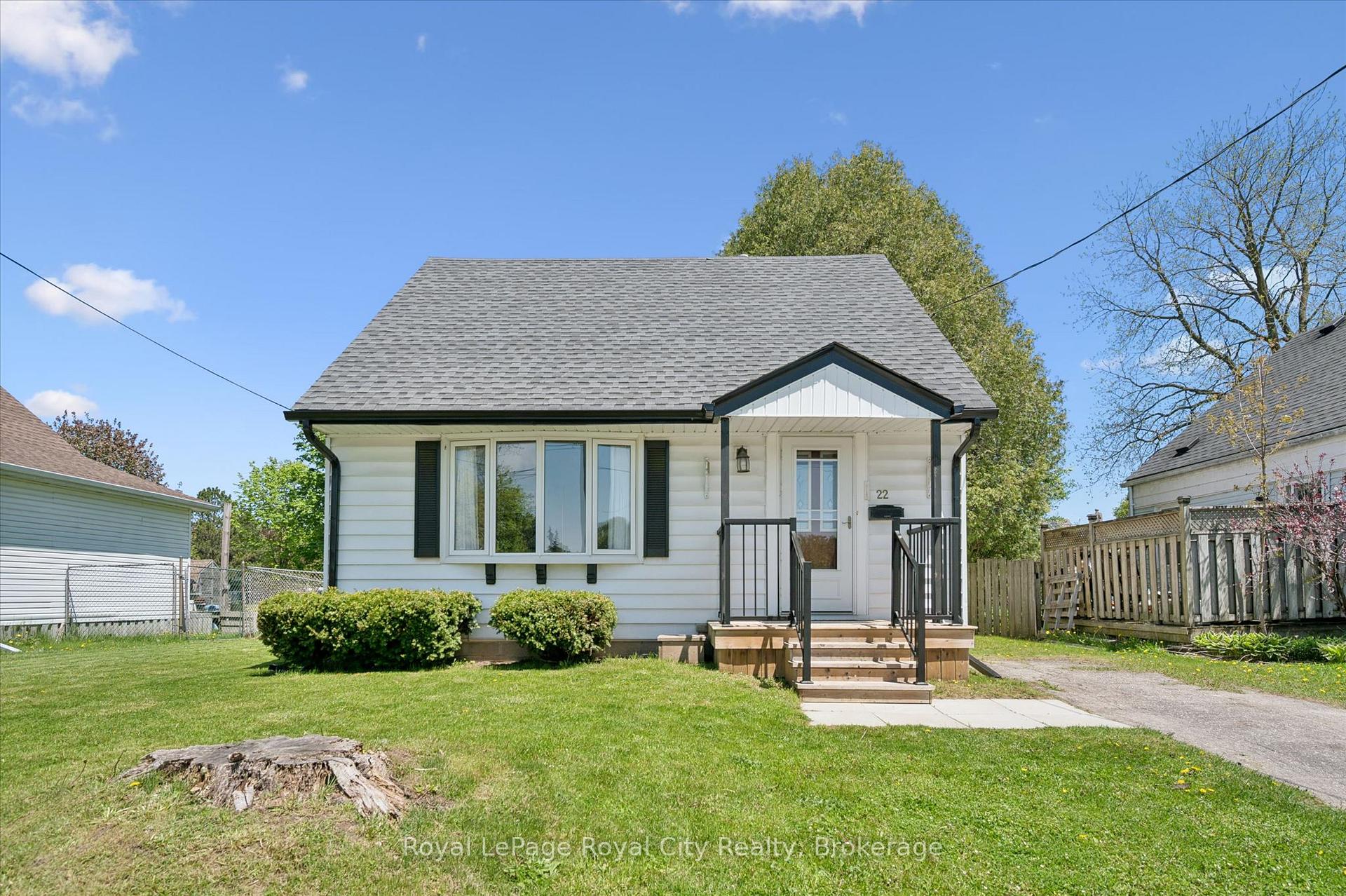 22 Churchill Crescent E, Centre Wellington — photo 2 of 5