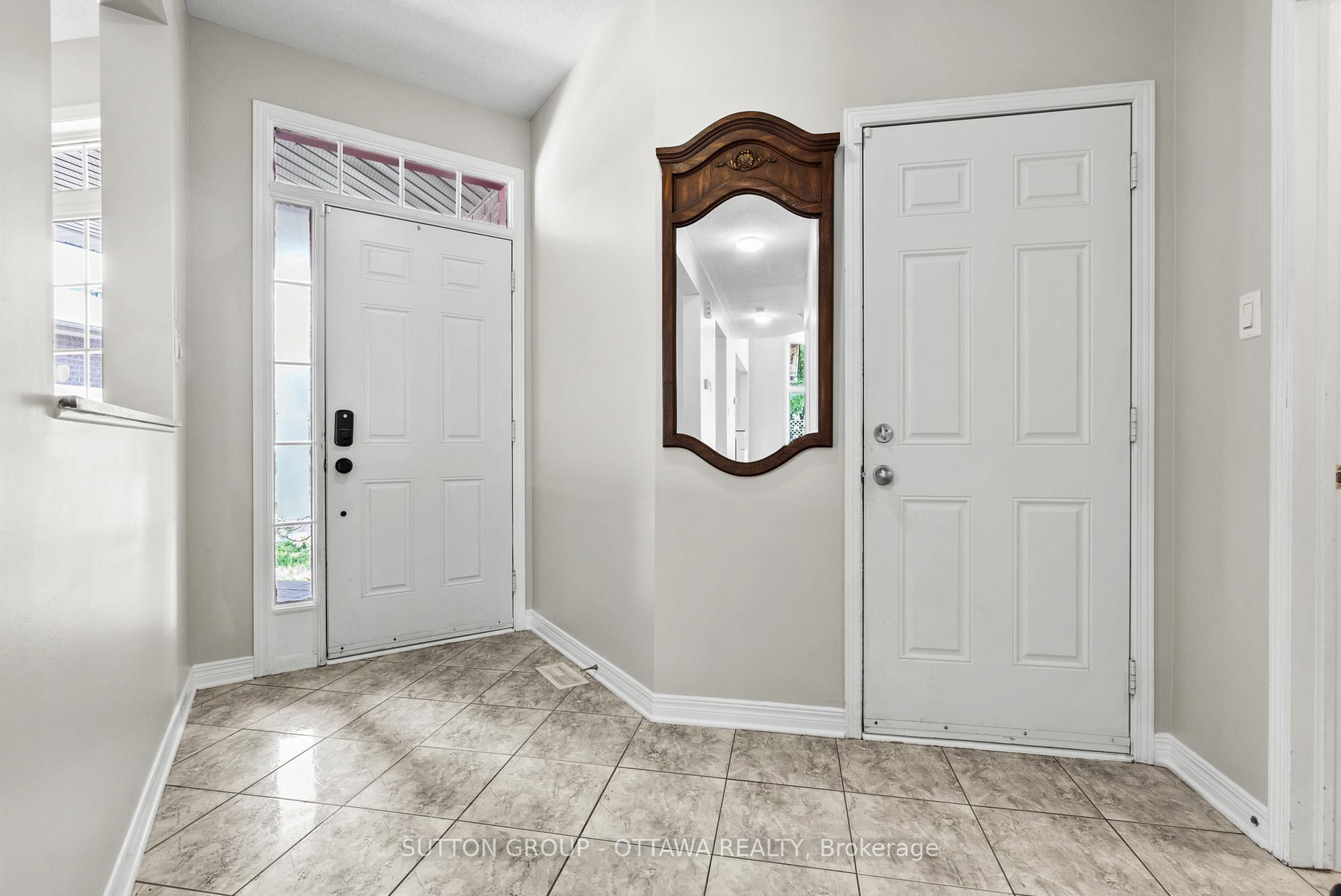 236 COLBERT Crescent, Hunt Club - South Keys and Area — photo 3 of 5