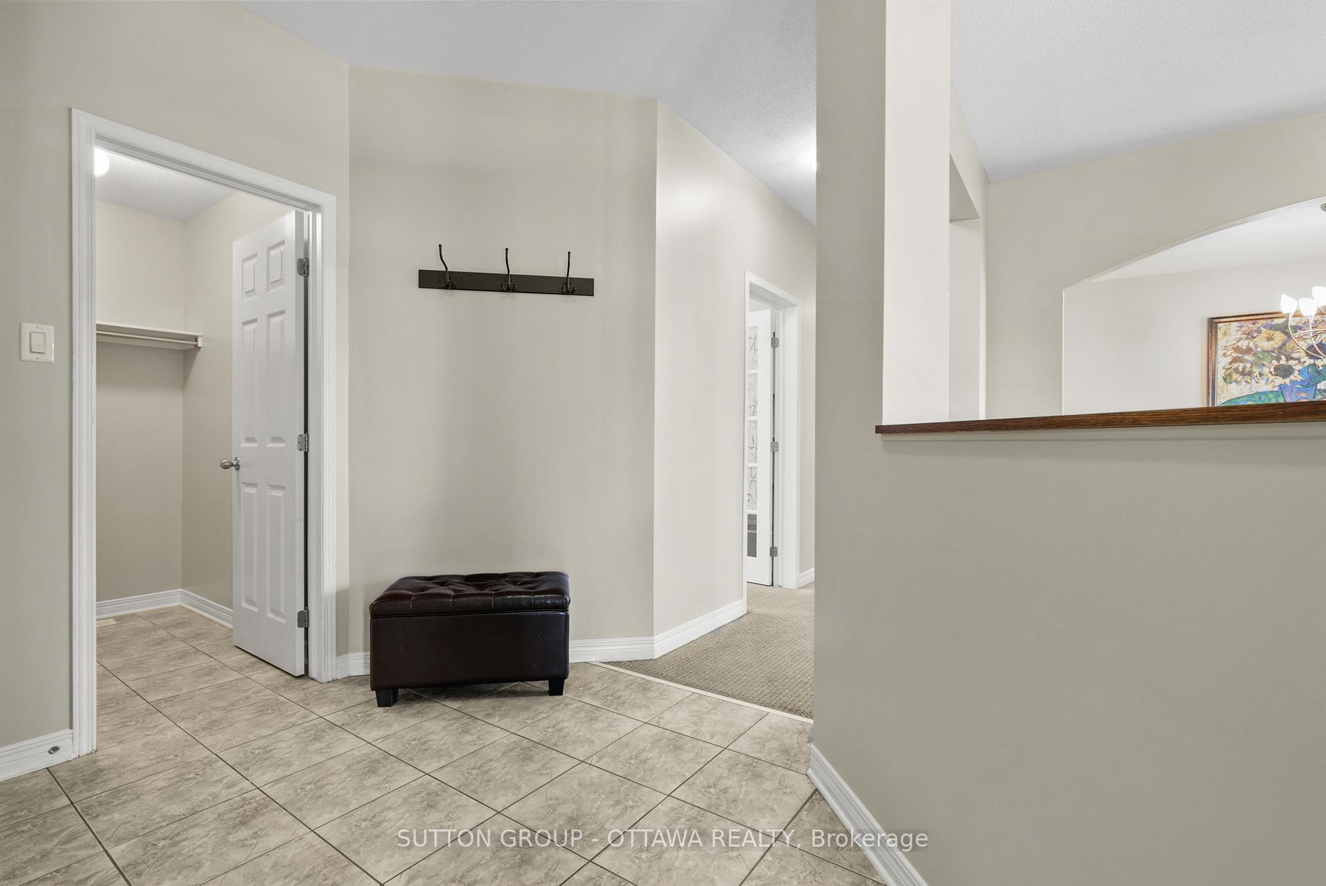 236 COLBERT Crescent, Hunt Club - South Keys and Area — photo 4 of 5