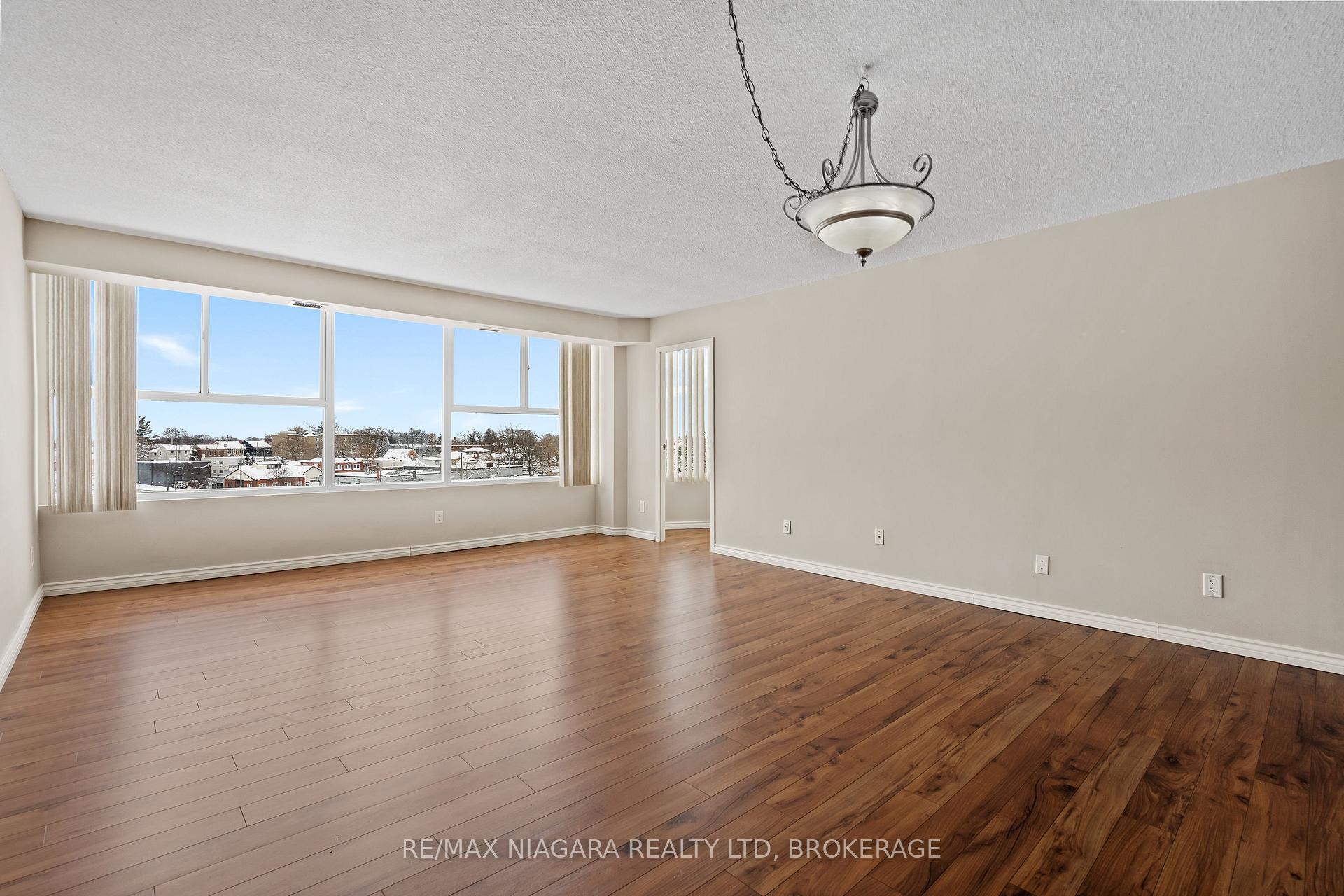 7 GALE Crescent 502, St. Catharines — photo 4 of 5
