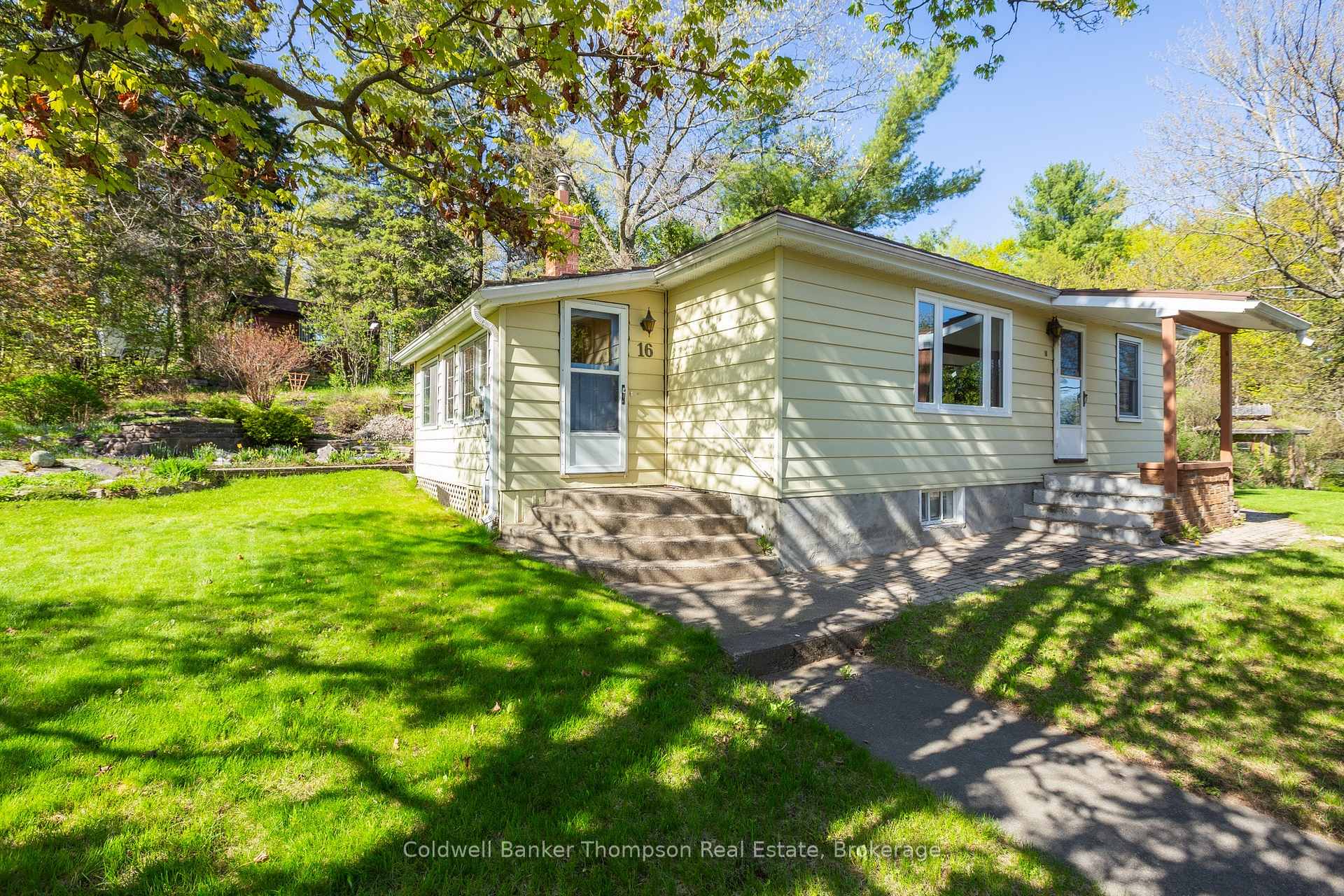 16 West Road, Huntsville, ON P1H 1L2 — Huntsville, Ontario