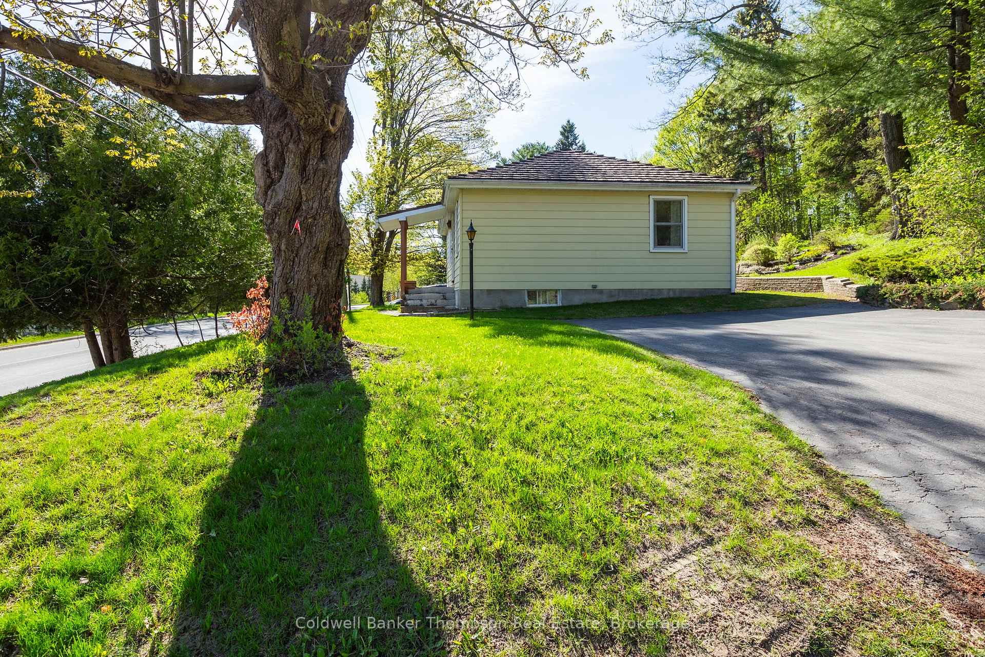 16 West Road, Huntsville — photo 3 of 5