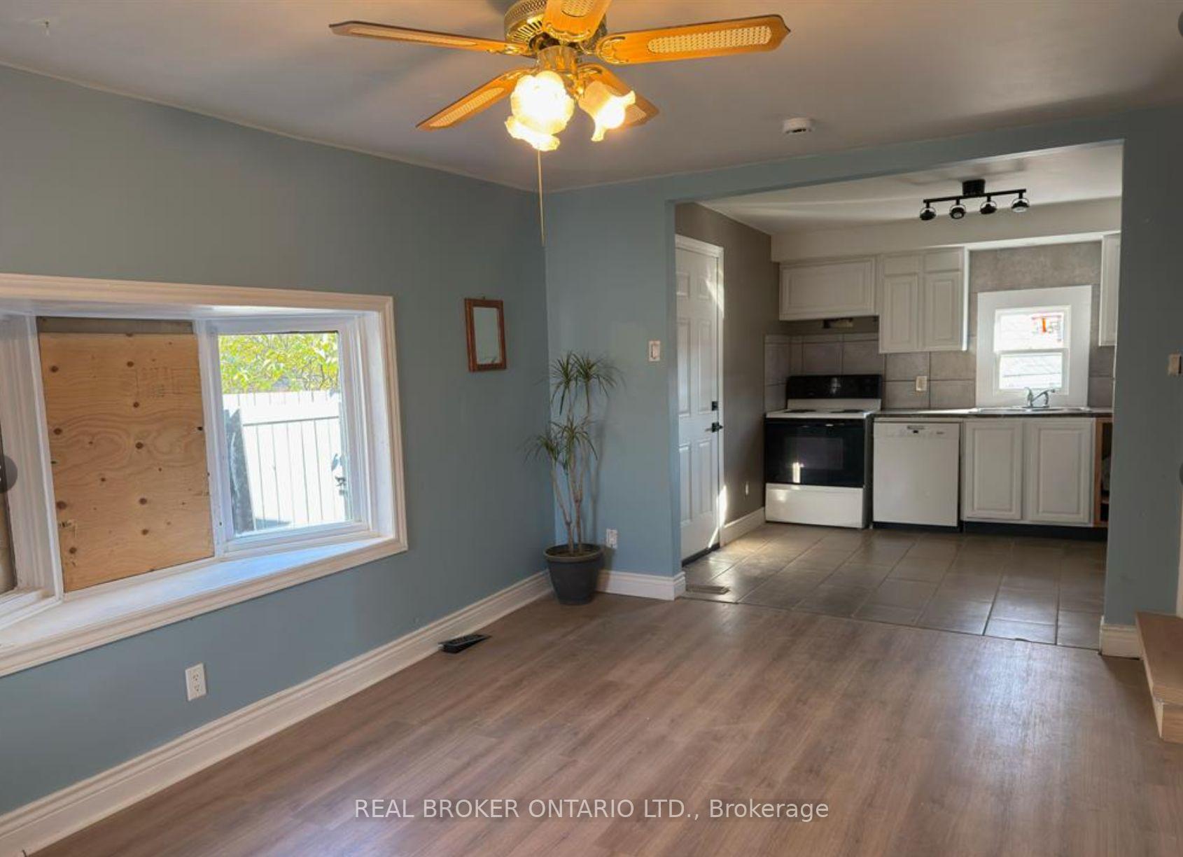 82 Page Street, St. Catharines — photo 2 of 5