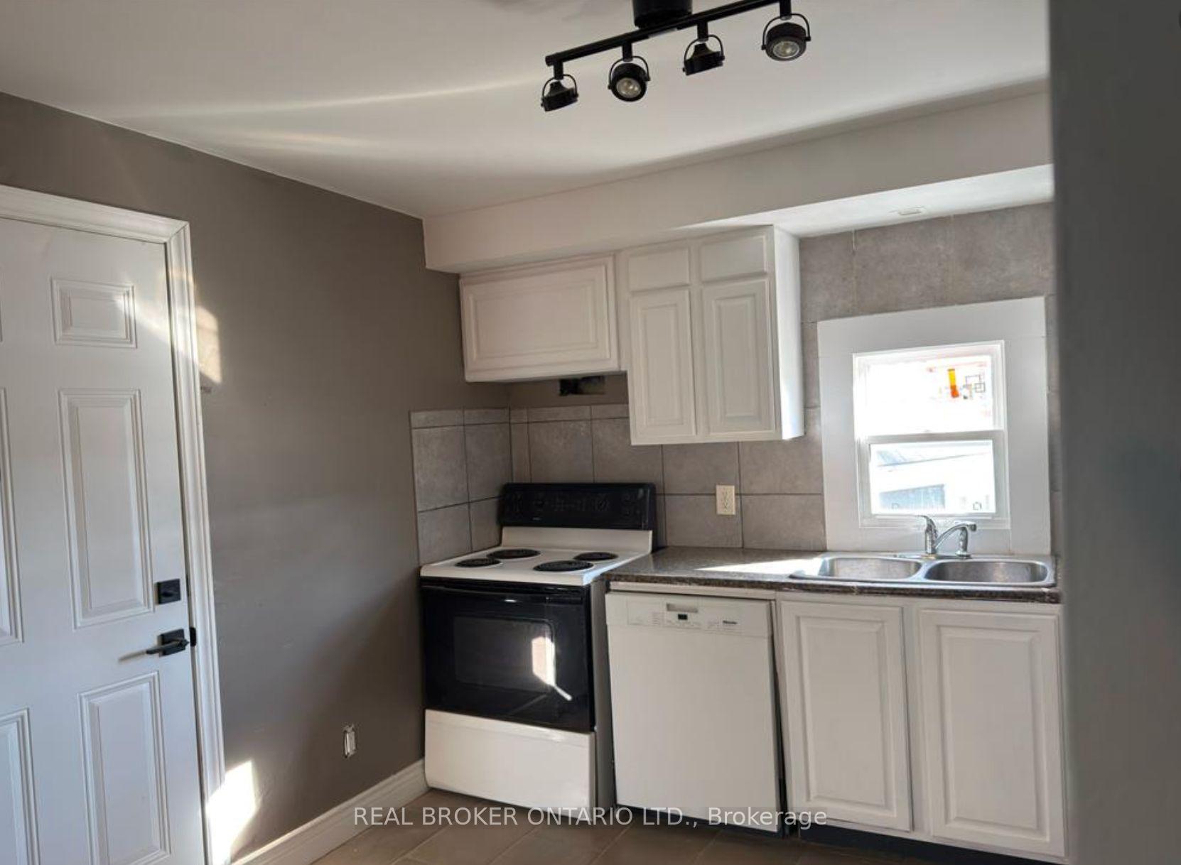 82 Page Street, St. Catharines — photo 3 of 5
