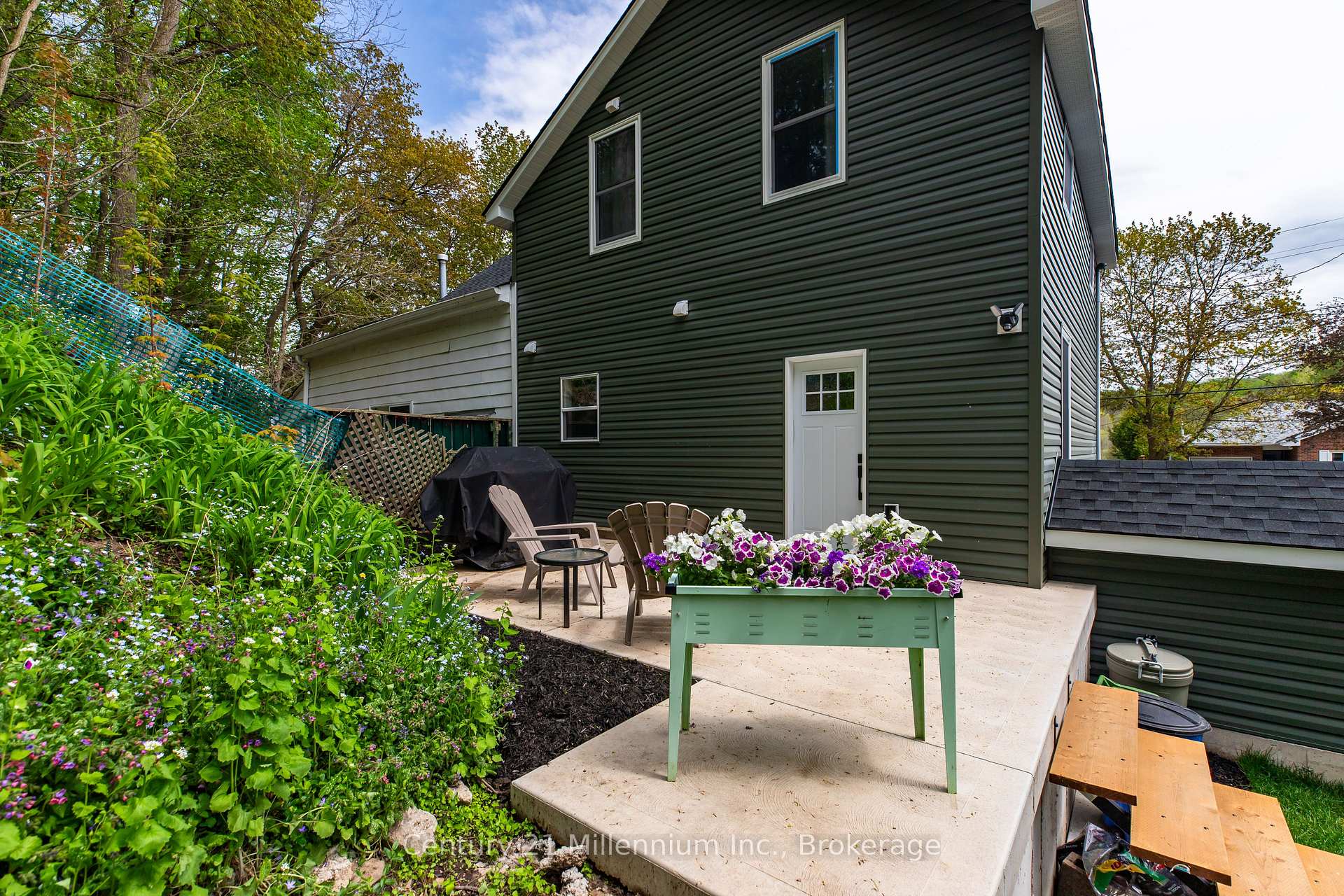 218 2nd Avenue E, Owen Sound — photo 4 of 5