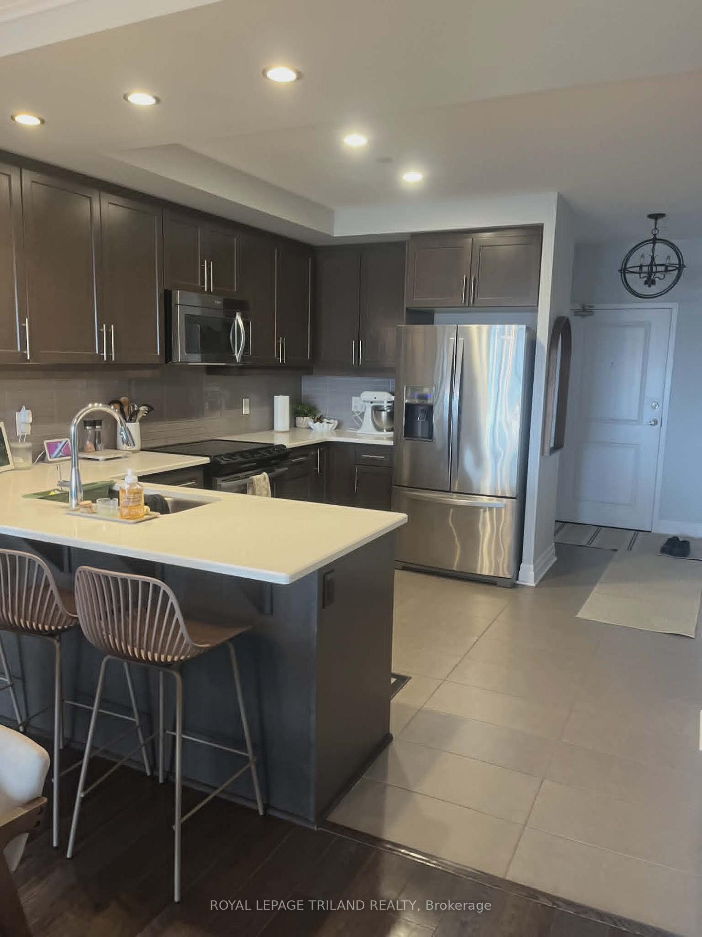 240 Villagewalk Boulevard 413, London North — photo 2 of 5