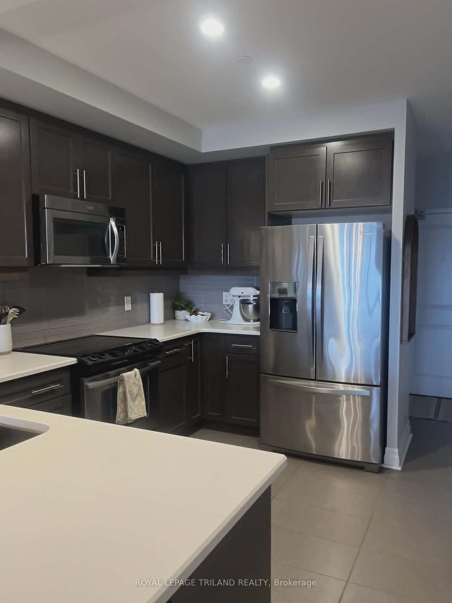 240 Villagewalk Boulevard 413, London North — photo 3 of 5