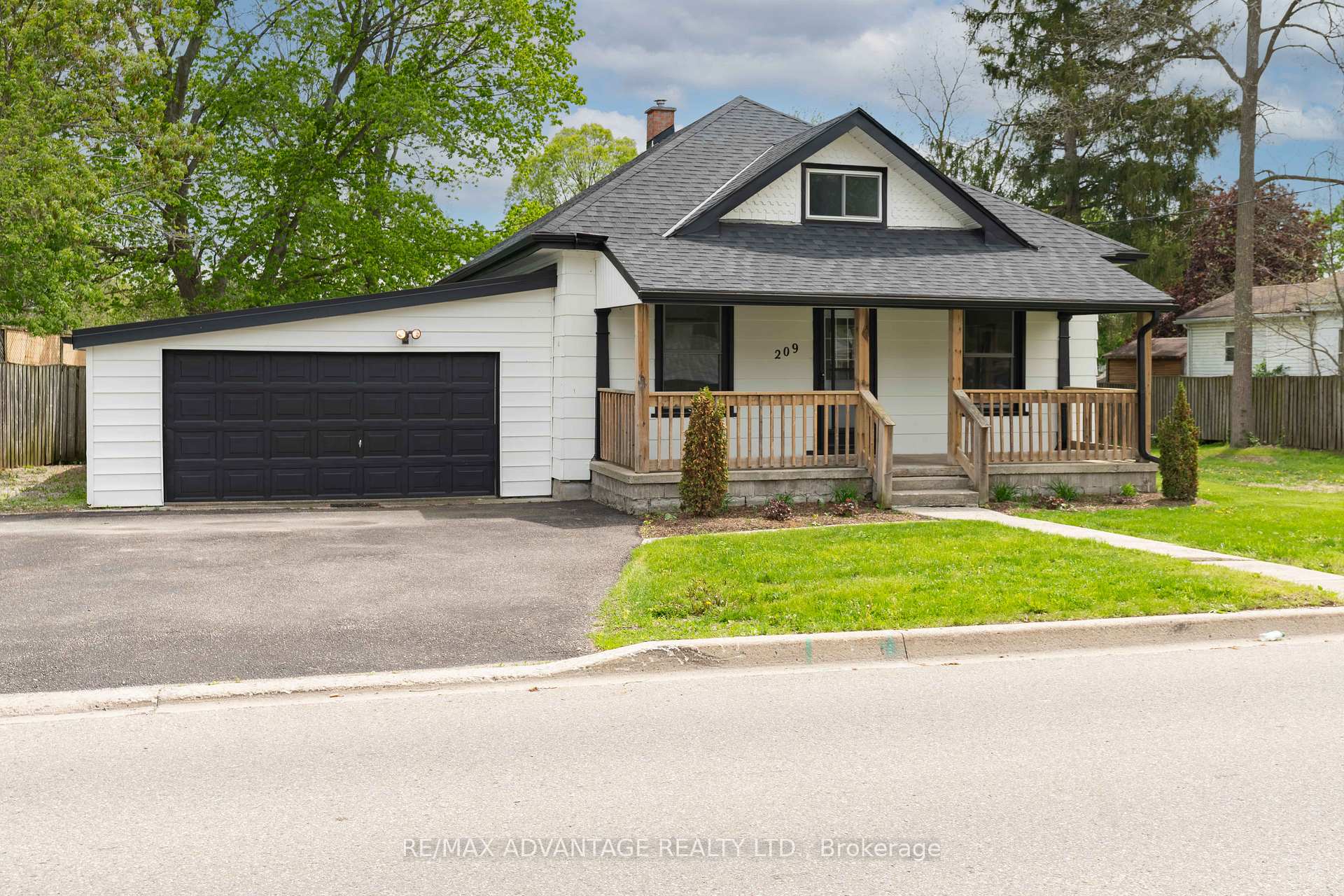 209 Victoria Street, Ingersoll — photo 3 of 5