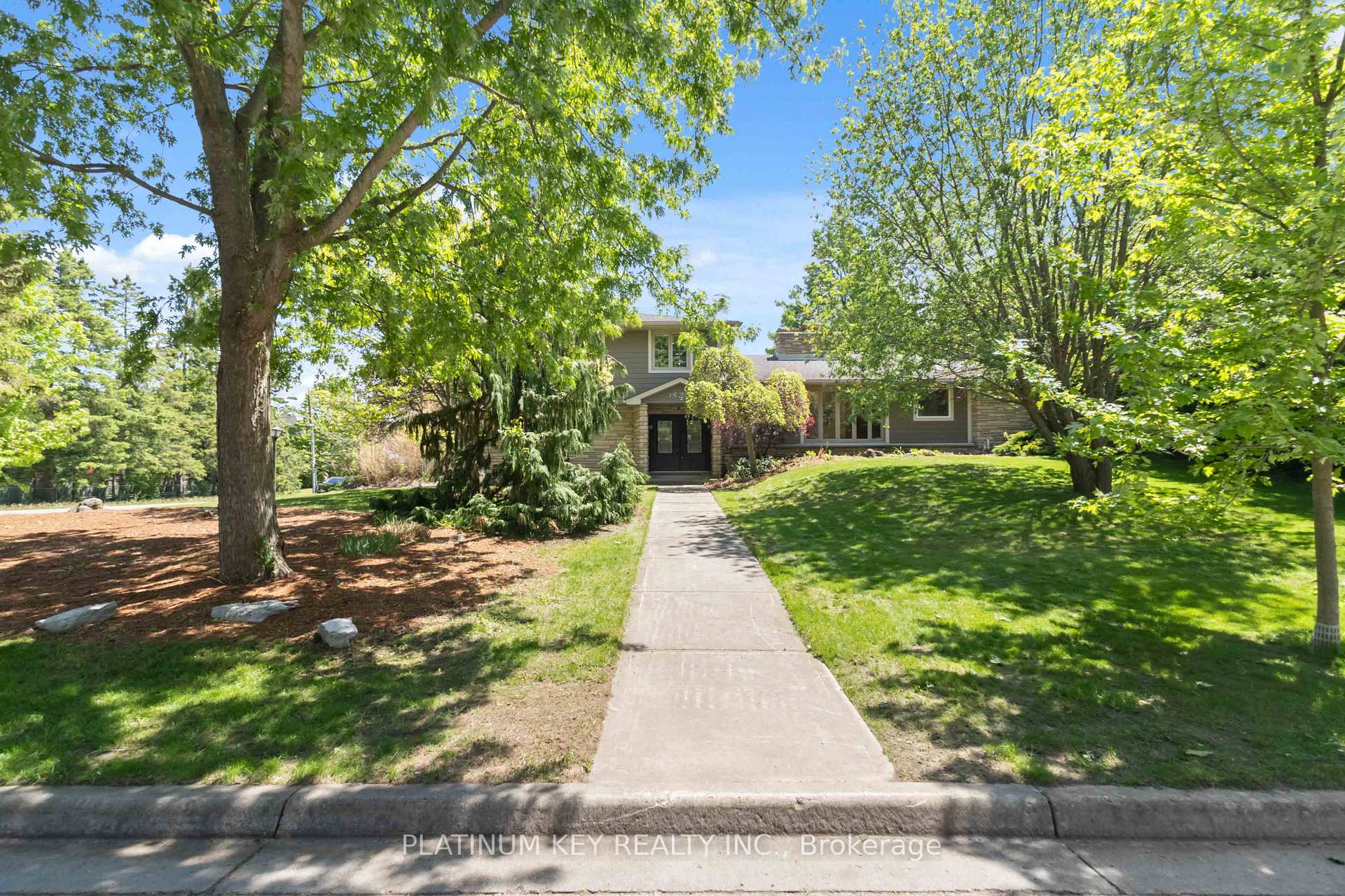 1571 Mcclure Drive, London North — photo 2 of 5