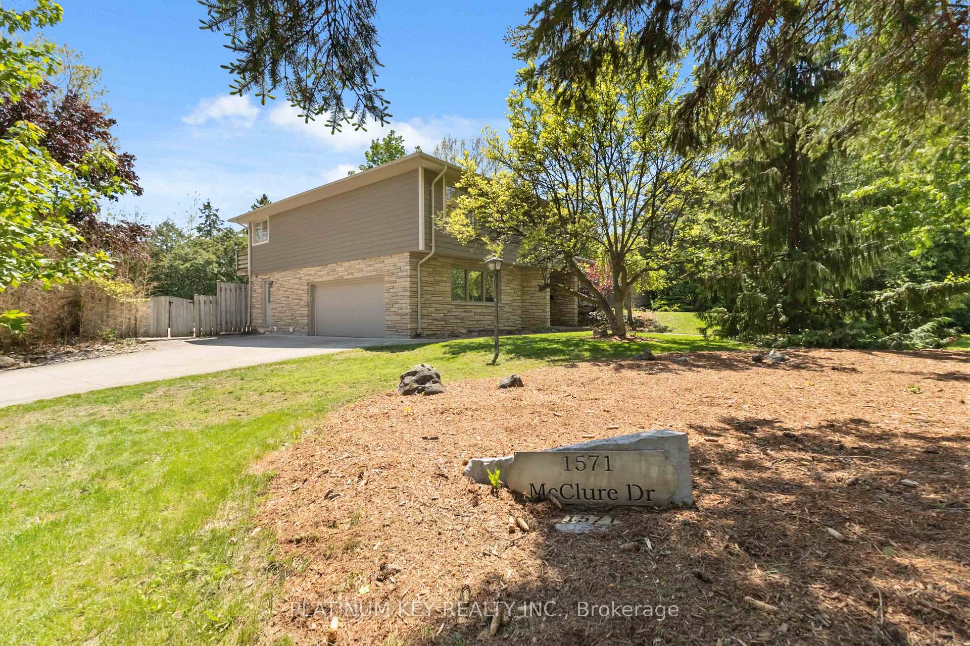 1571 Mcclure Drive, London North — photo 4 of 5