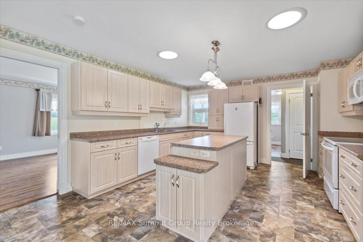 225518 Southgate 22 Road, Southgate — photo 4 of 5