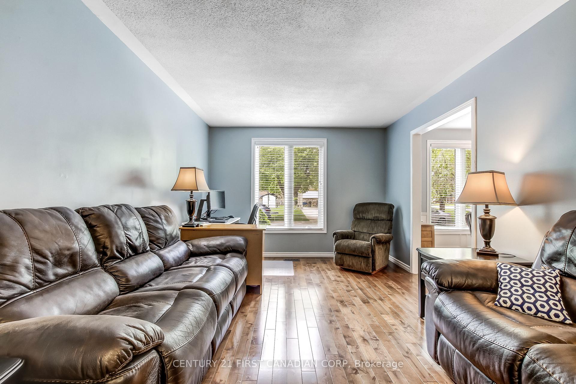 74 Winding Way Crescent, London North — photo 4 of 5