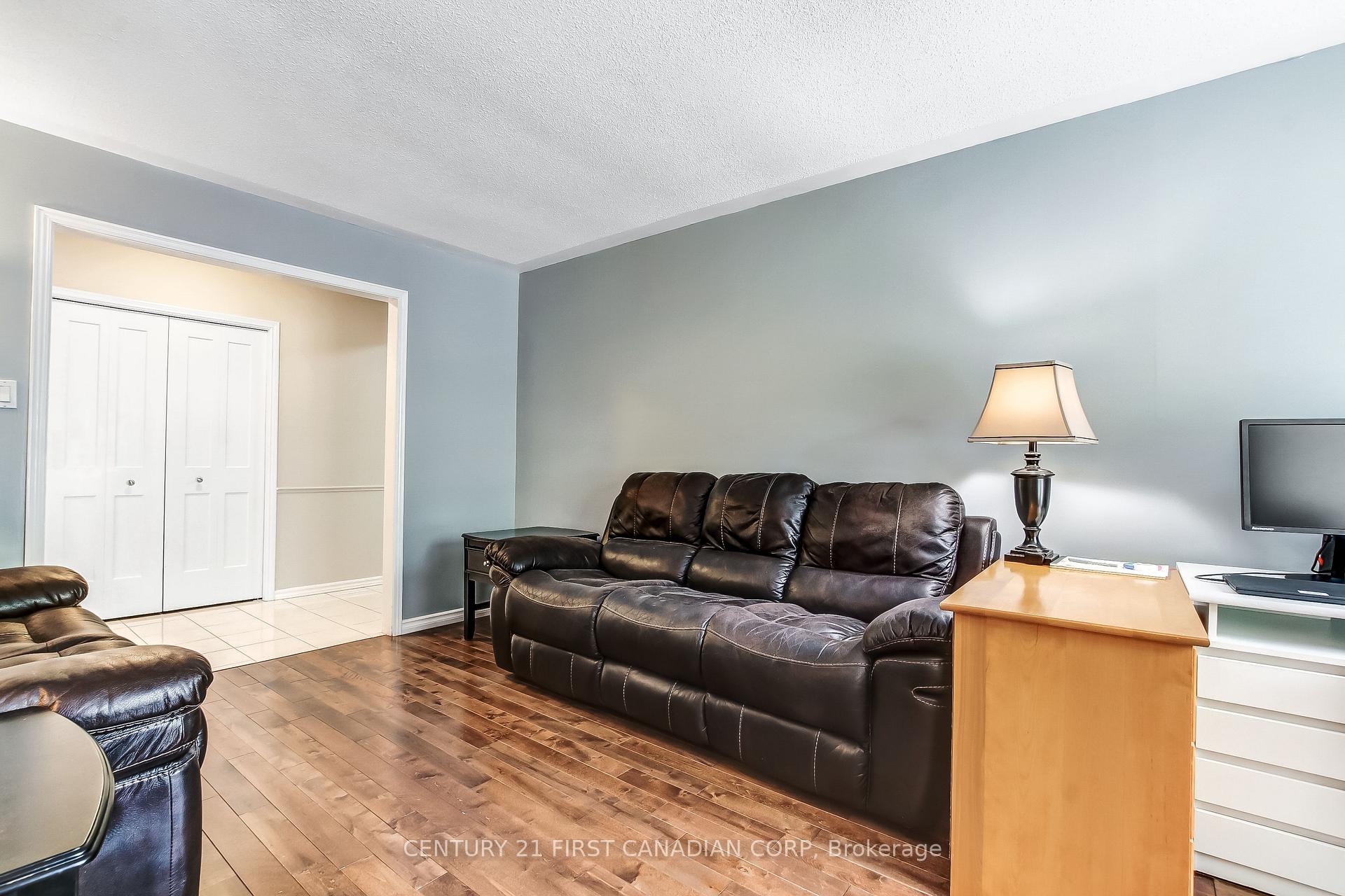 74 Winding Way Crescent, London North — photo 5 of 5