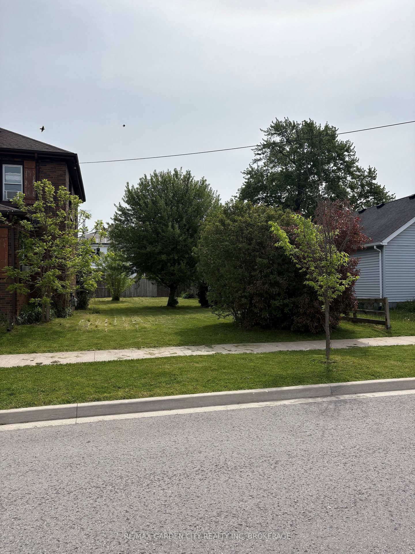 28 Scholfield Avenue S, Welland — photo 2 of 3