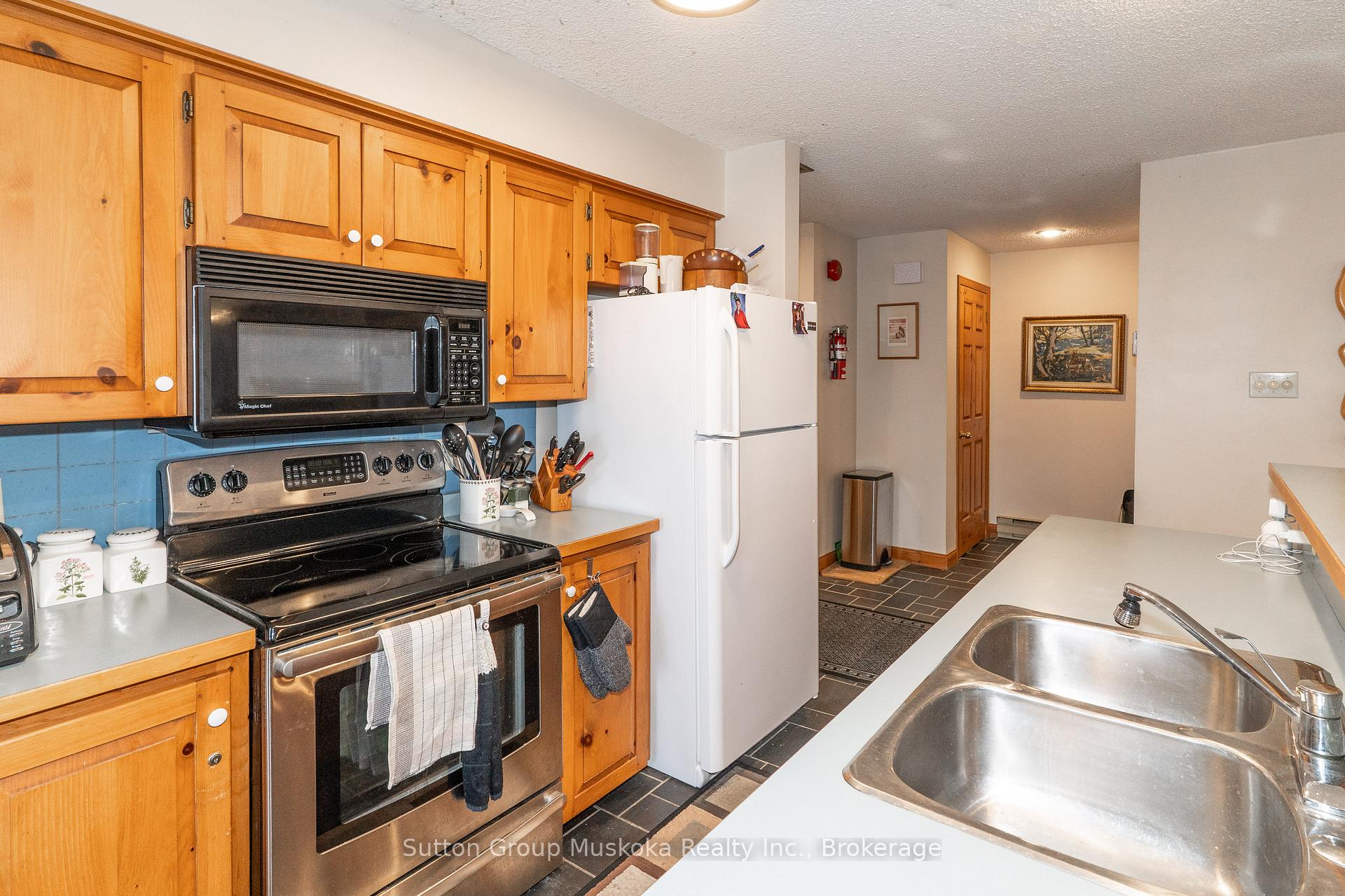22-102 Oakridge - Deerhurst Resort Drive, Huntsville — photo 2 of 5