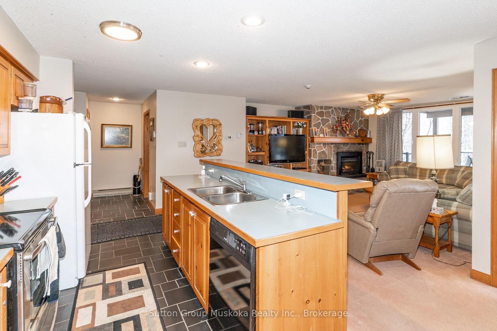 22-102 Oakridge - Deerhurst Resort Drive, Huntsville — photo 4 of 5