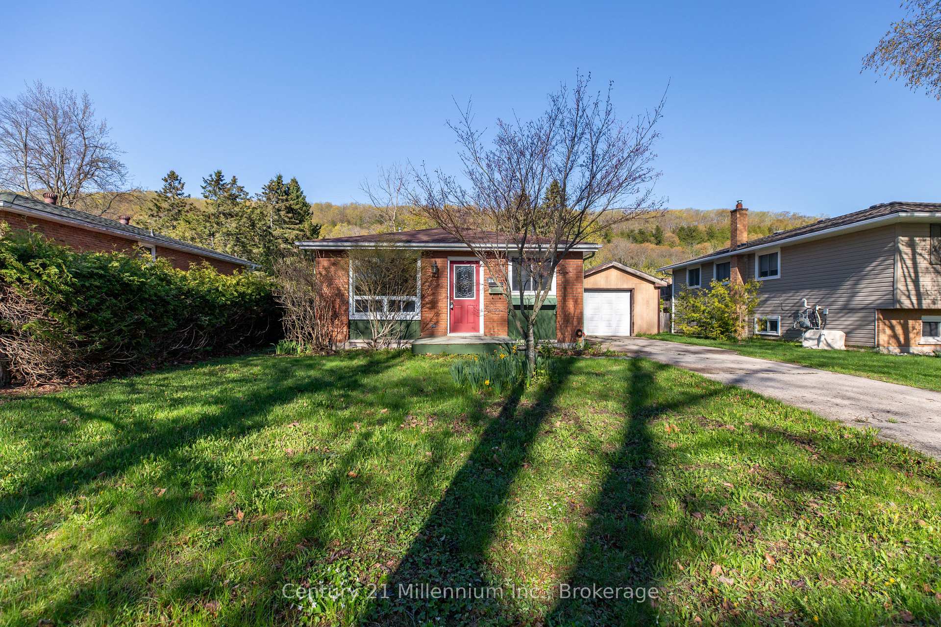 240 5th A Avenue W, Owen Sound — photo 2 of 5