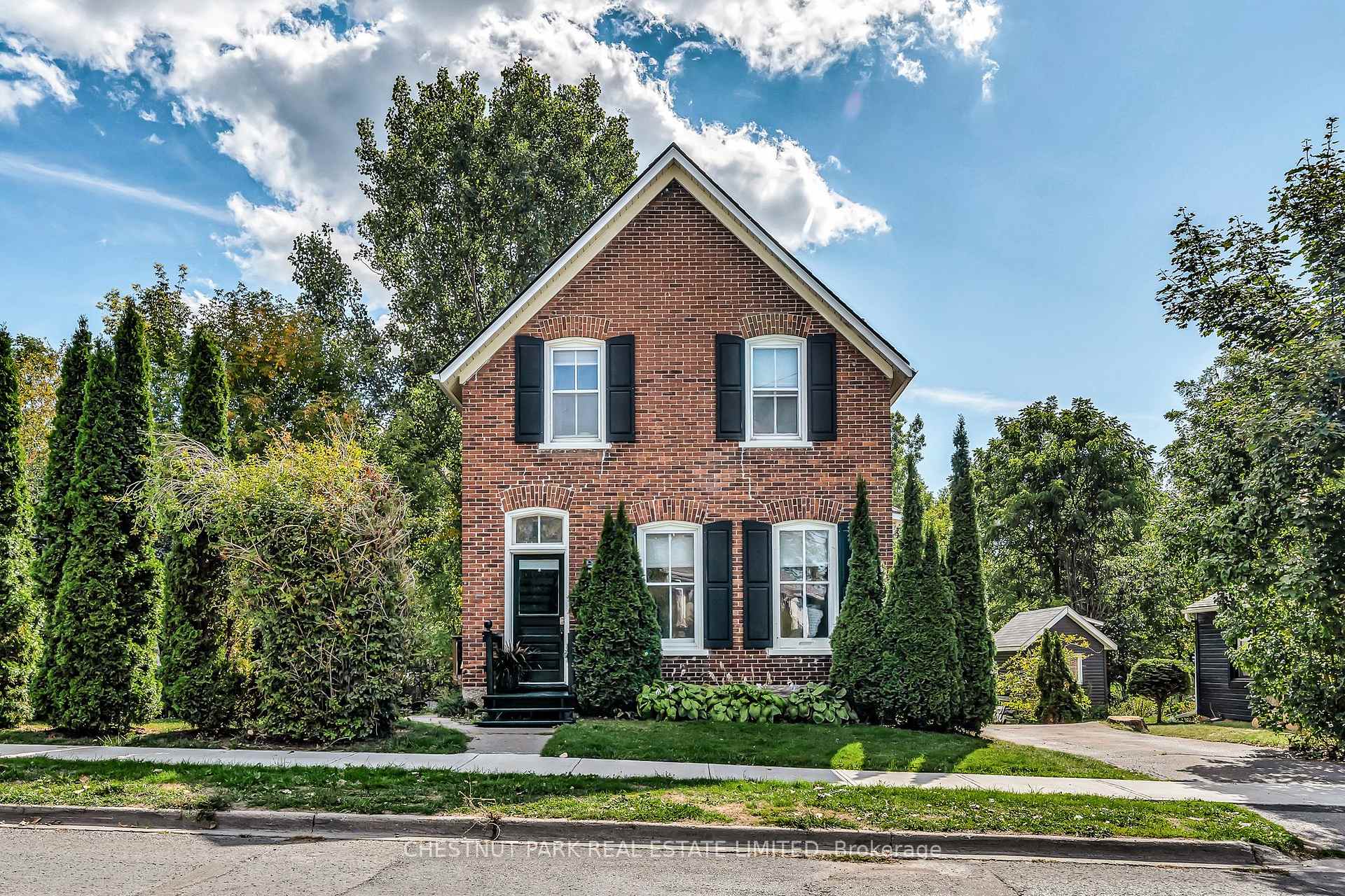 28 York Street, Prince Edward County — photo 2 of 5