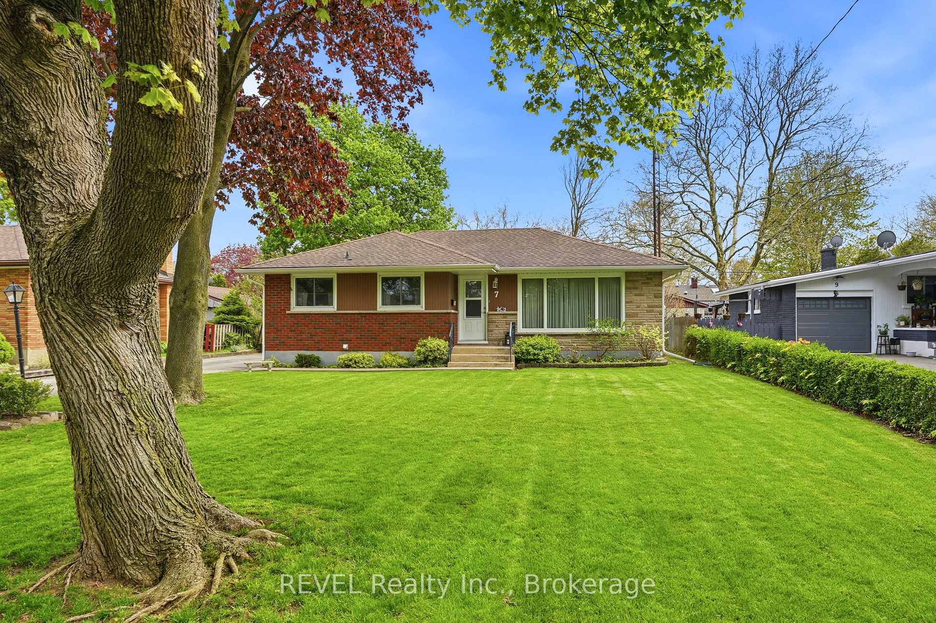 7 Brucedale Avenue, St. Catharines — photo 2 of 5
