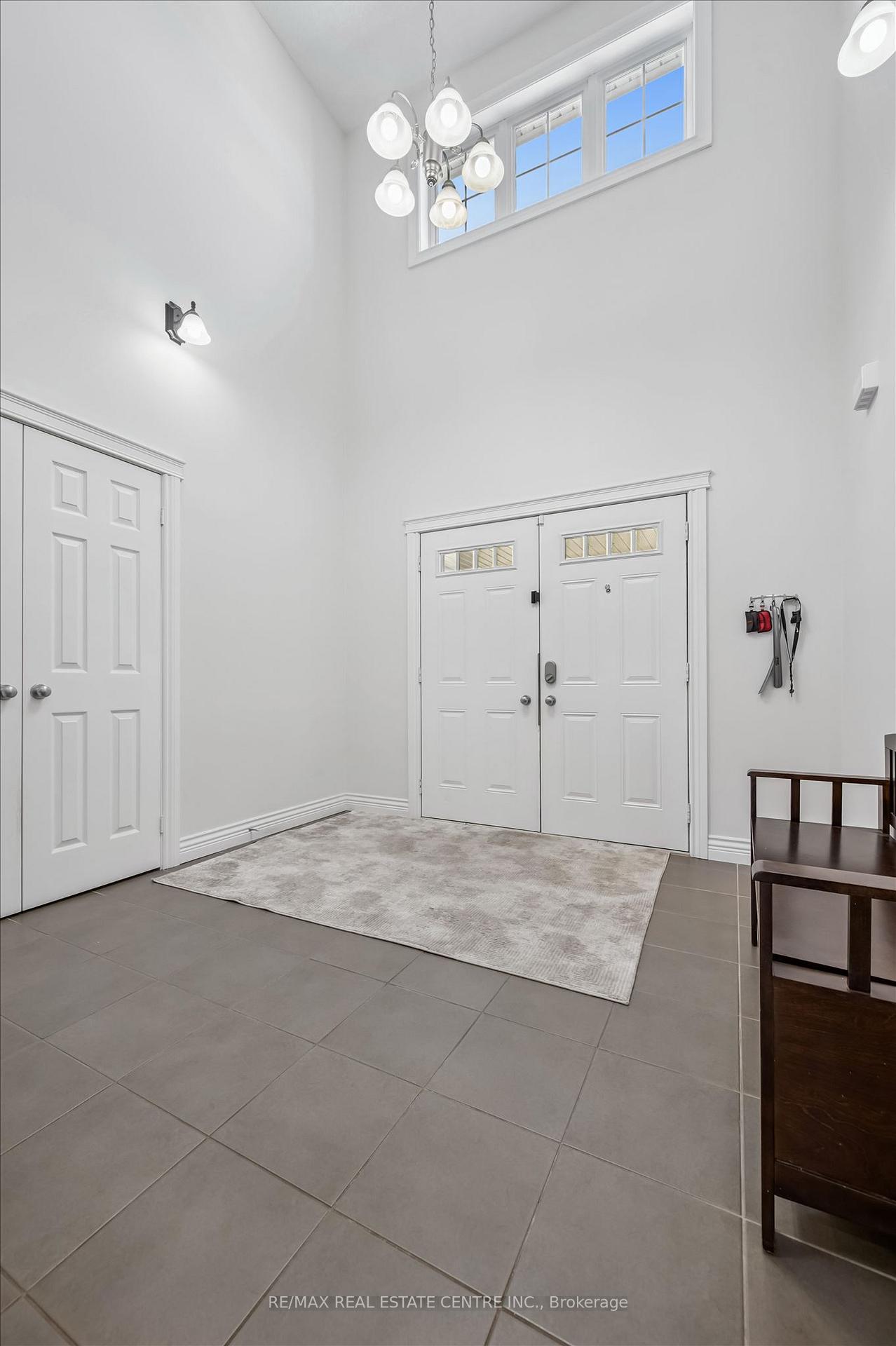 114 Isaac Shantz Drive, Wilmot — photo 2 of 5