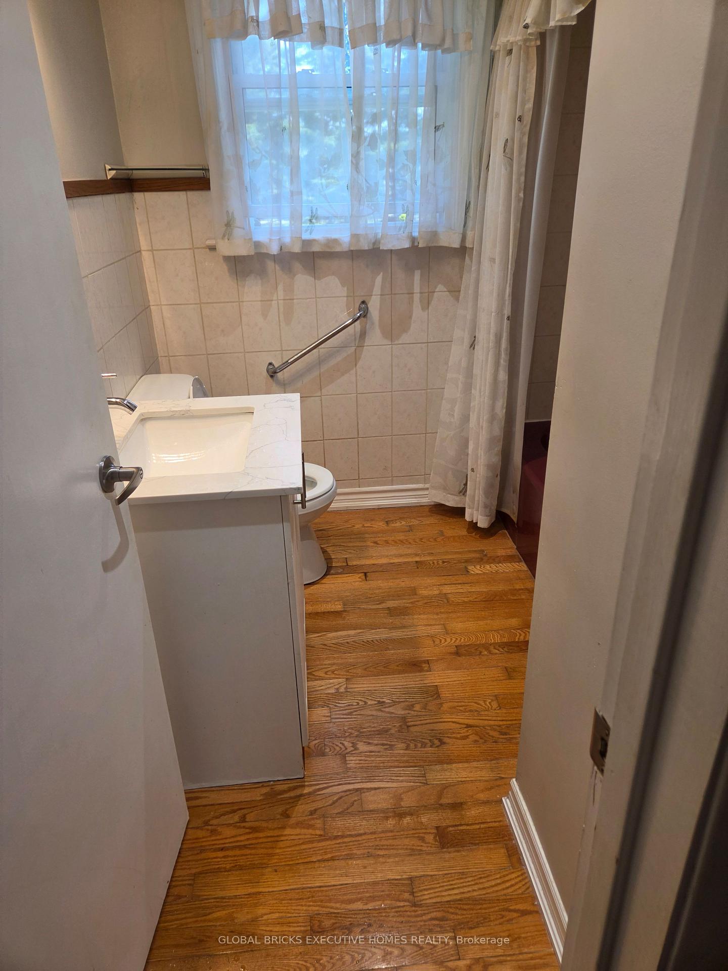 522 Woodlawn Road, Welland — photo 3 of 5