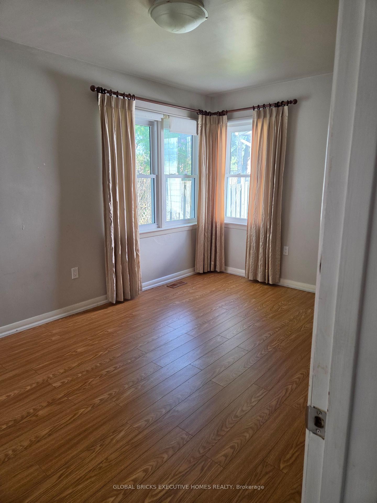 522 Woodlawn Road, Welland — photo 5 of 5