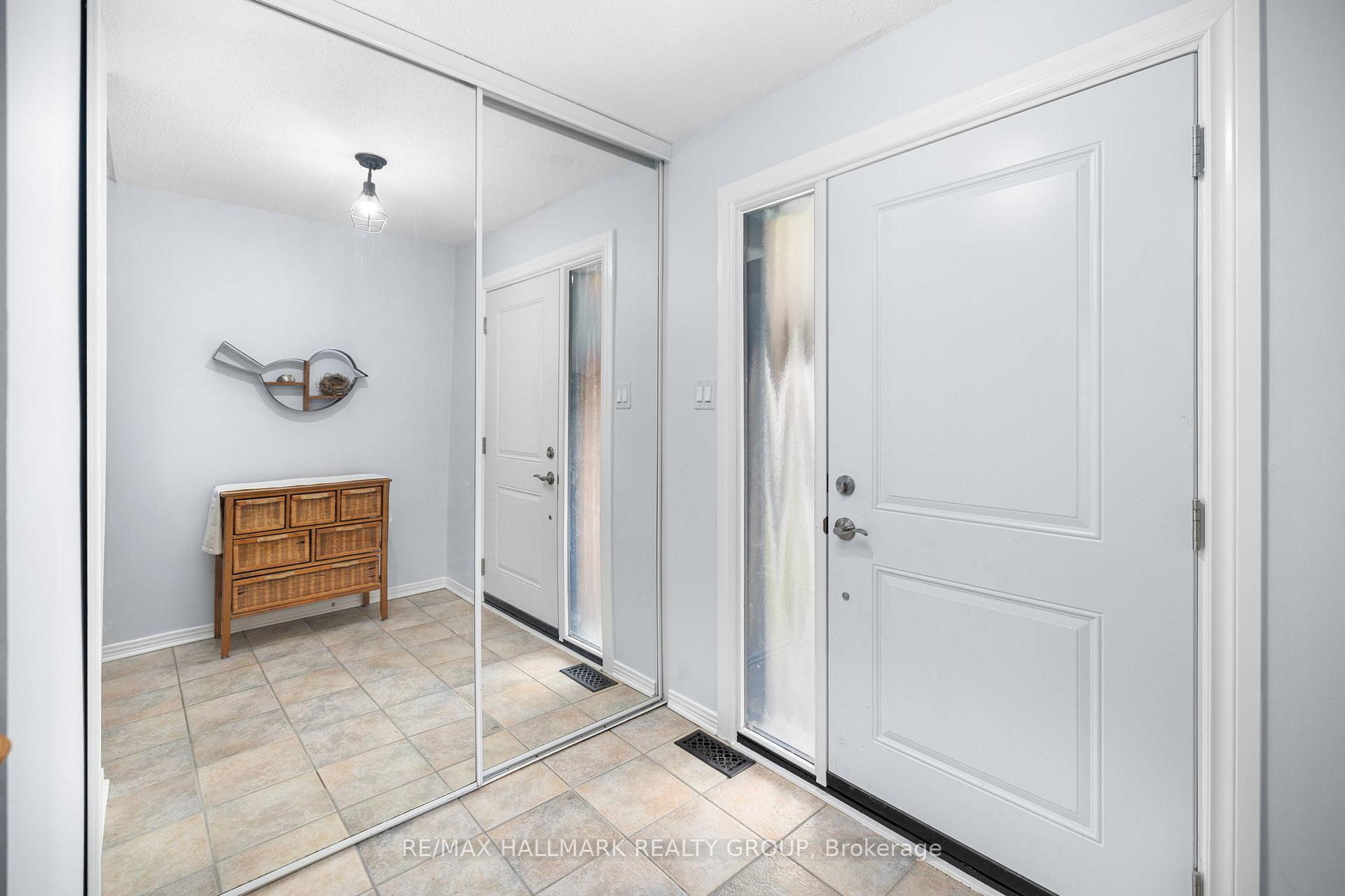 54 Fireside Crescent, Hunt Club - South Keys and Area — photo 3 of 5