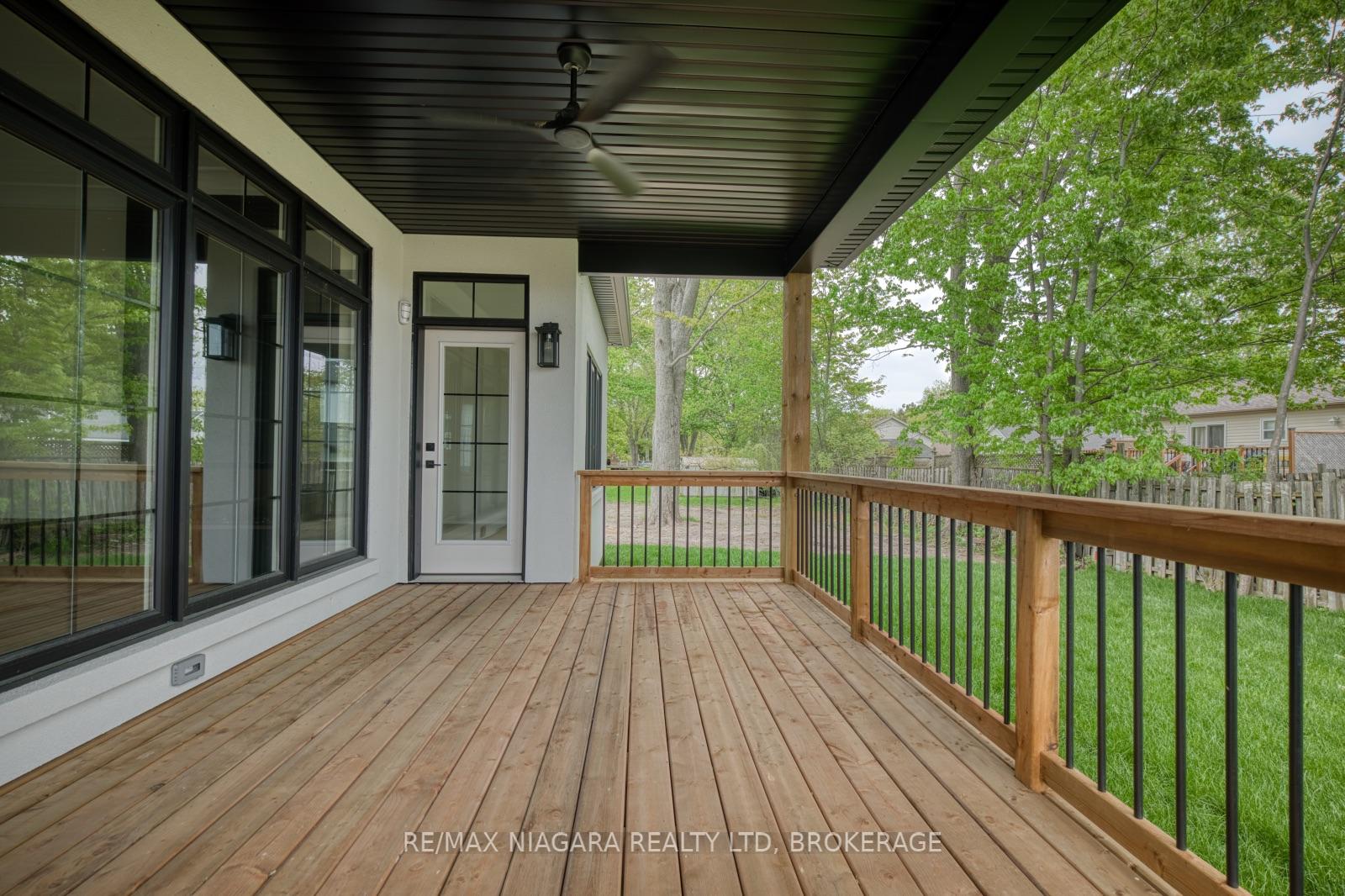 60 Pleasant Avenue N, Fort Erie — photo 3 of 5