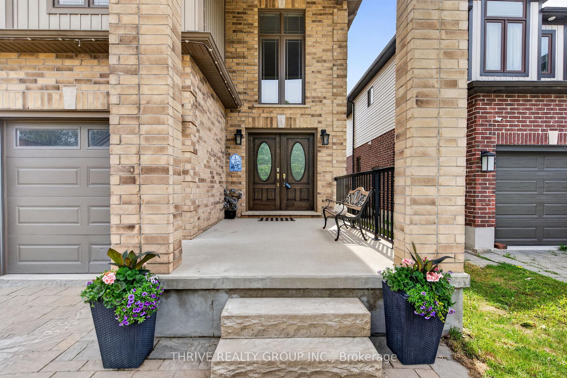 1296 Dyer Crescent, London North — photo 2 of 5