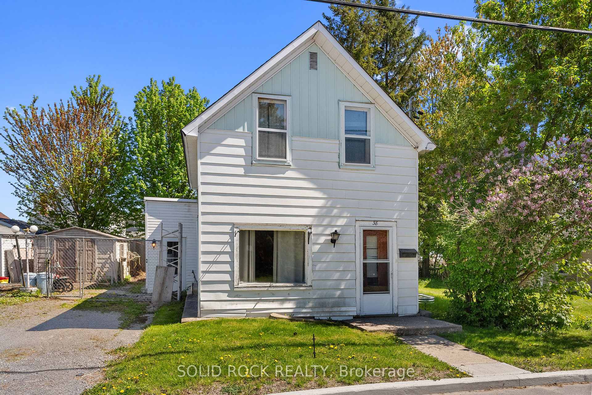 38 Hugh Street S, Arnprior — photo 2 of 5