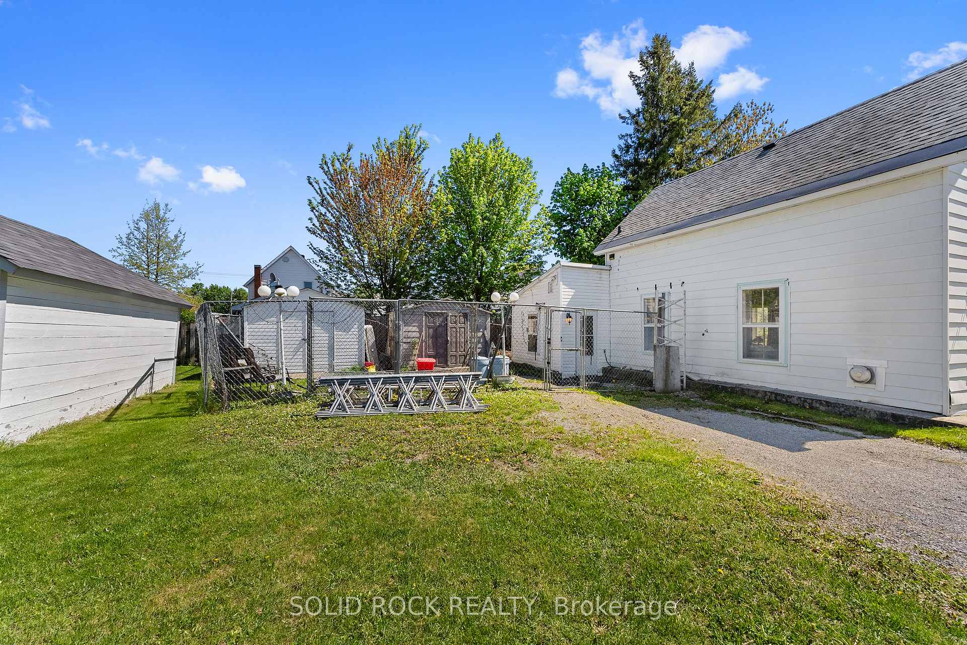 38 Hugh Street S, Arnprior — photo 3 of 5